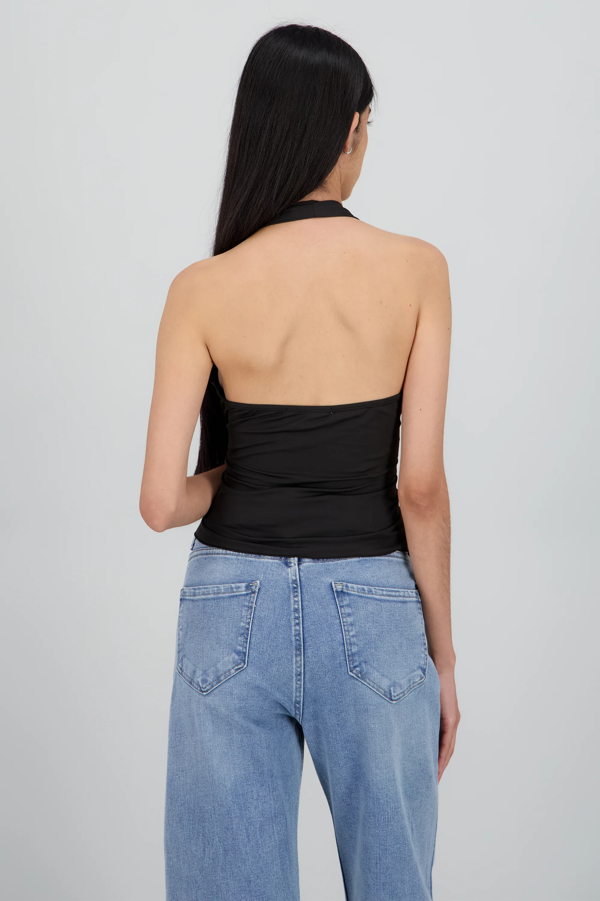 Blusa cuello halter cruzado detalle drapeado - Image 4