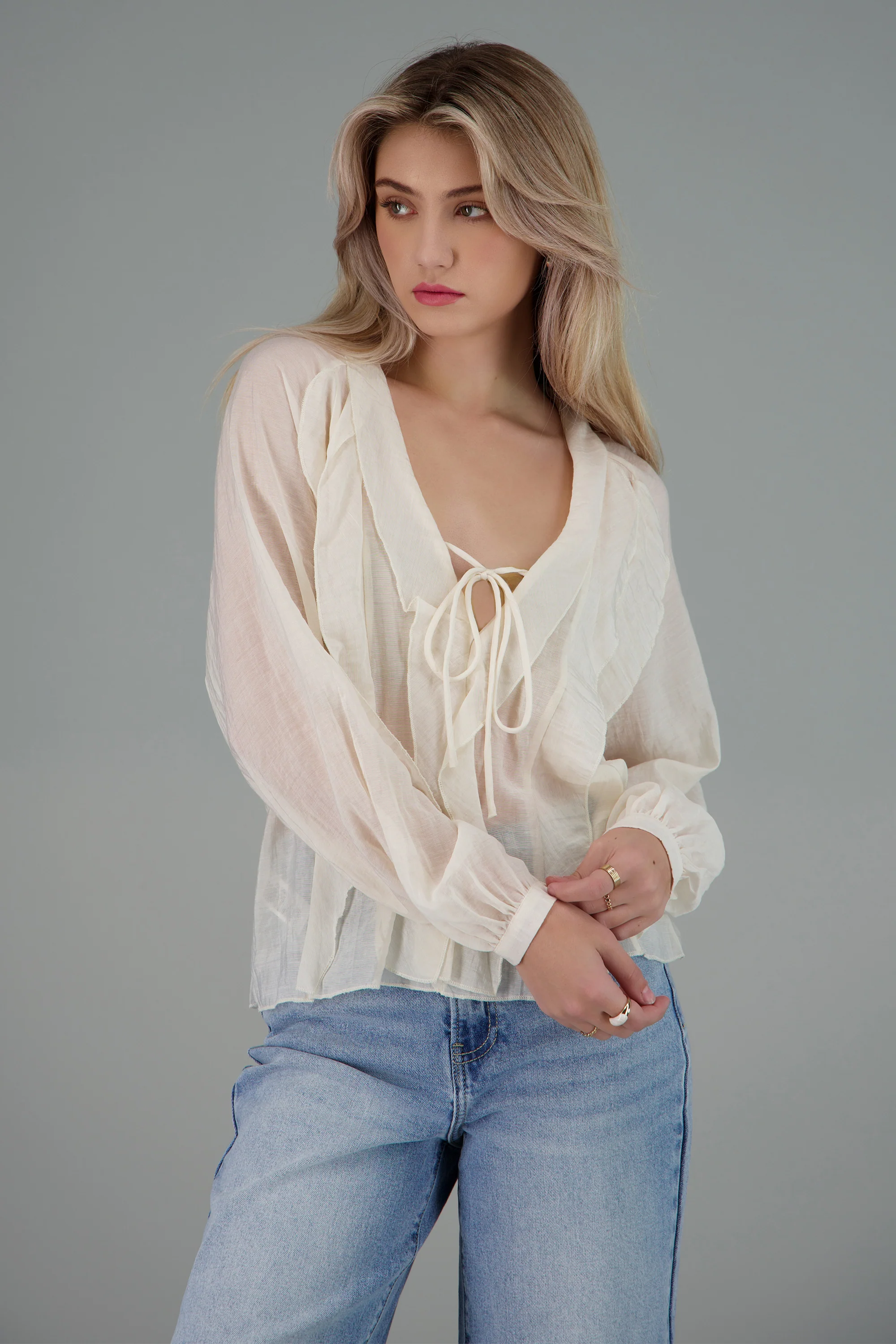 Blusa de manga larga con detalles de olanes