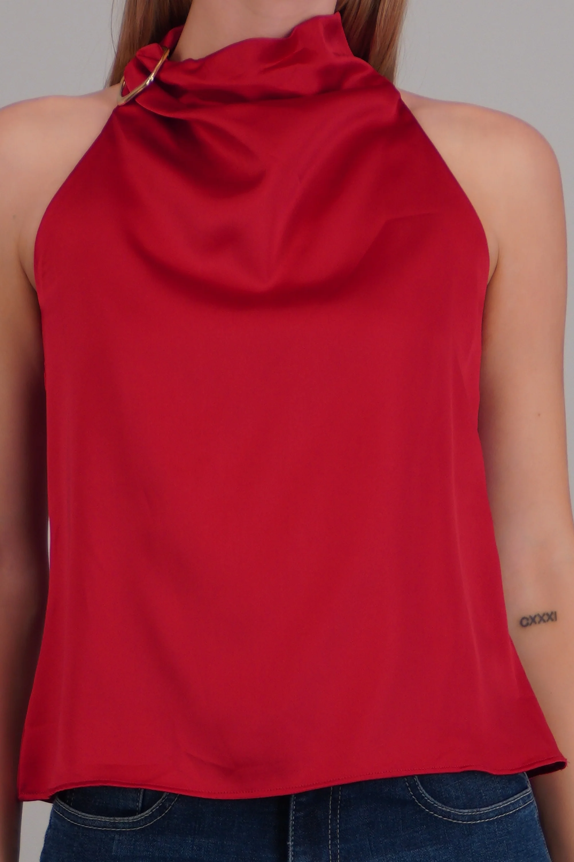 Blusa halter satin detalle hebilla irregular - Image 5