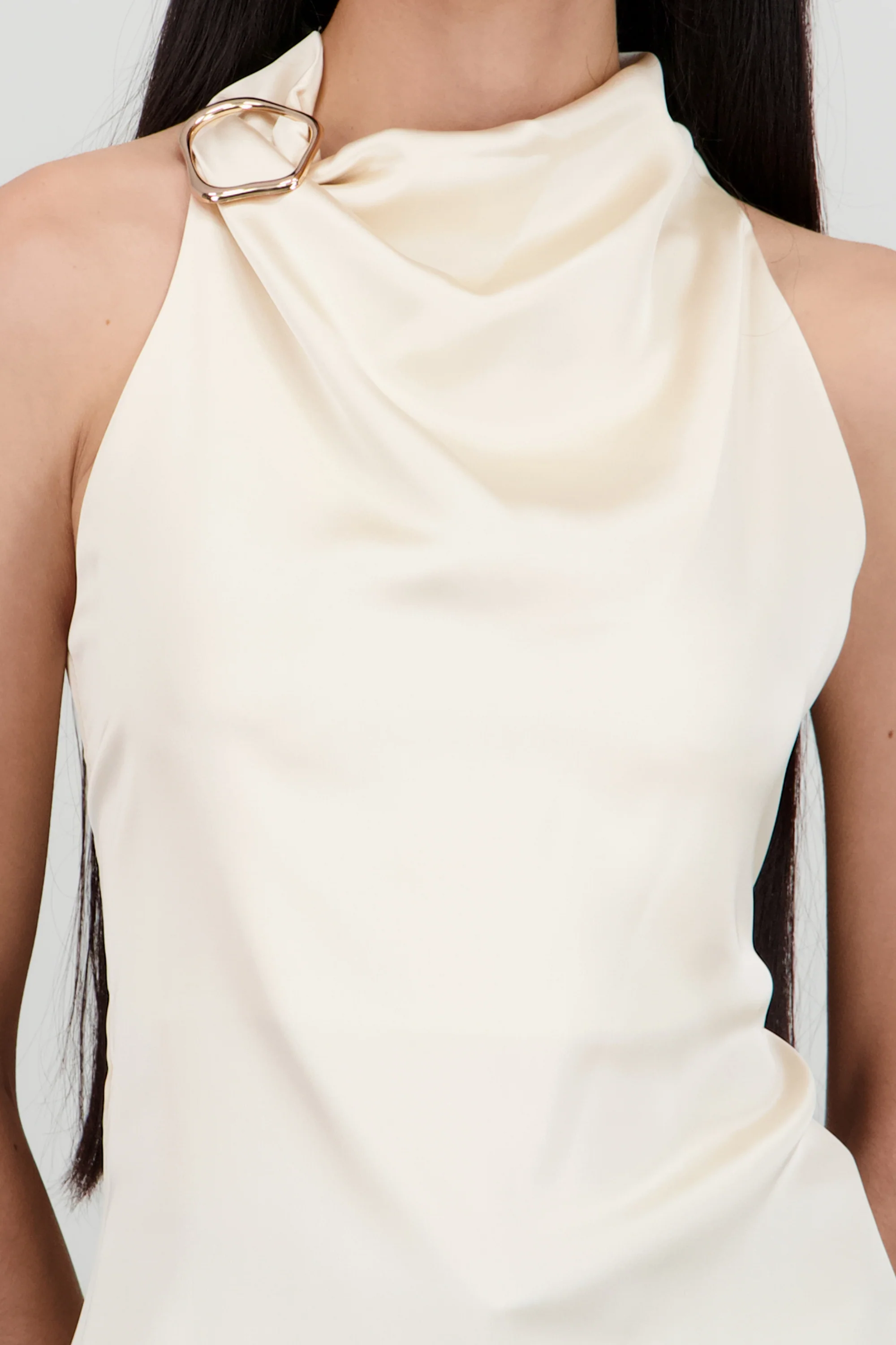 Blusa halter satin detalle hebilla irregular - Image 5