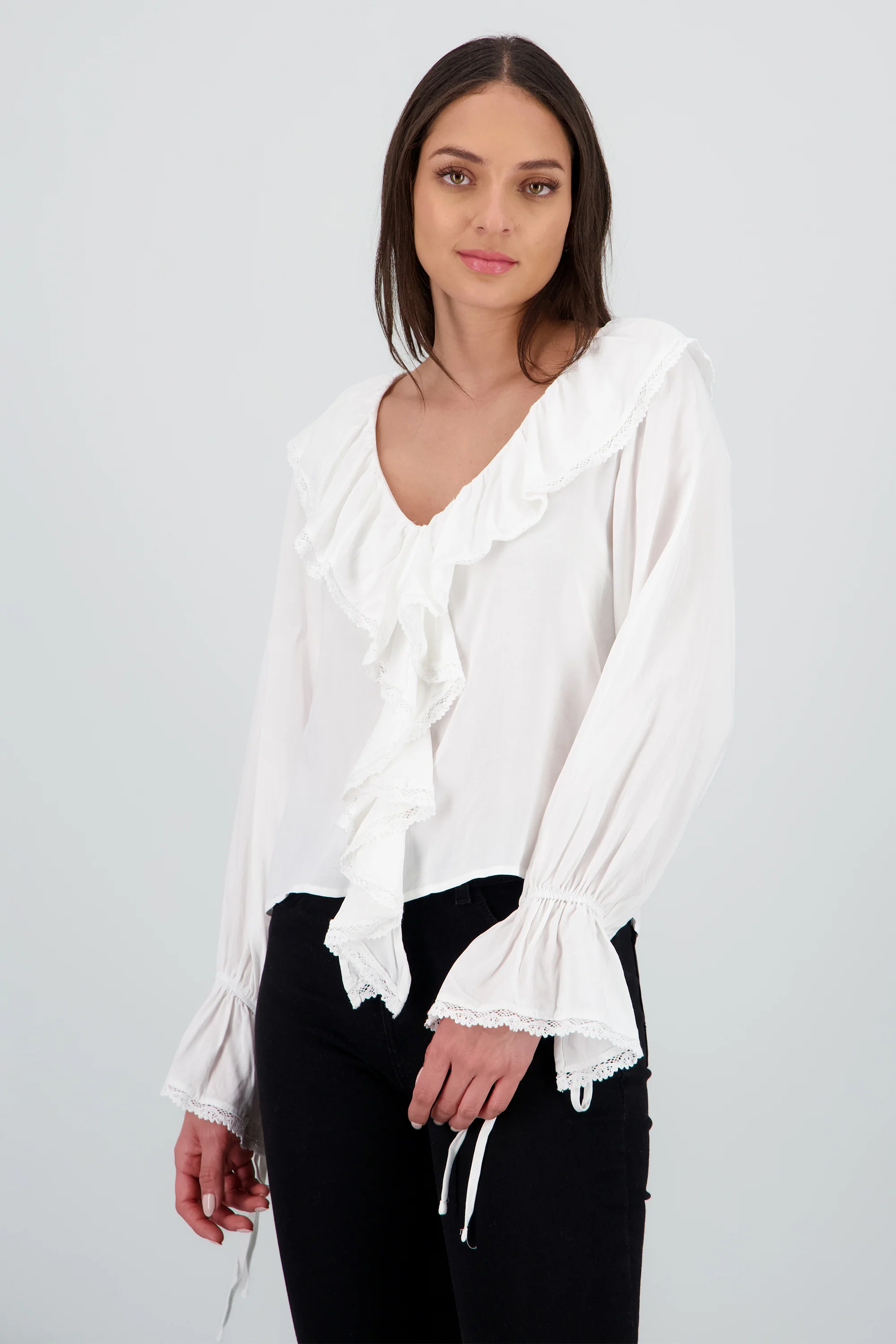 Blusa lisa olanes detalle encaje