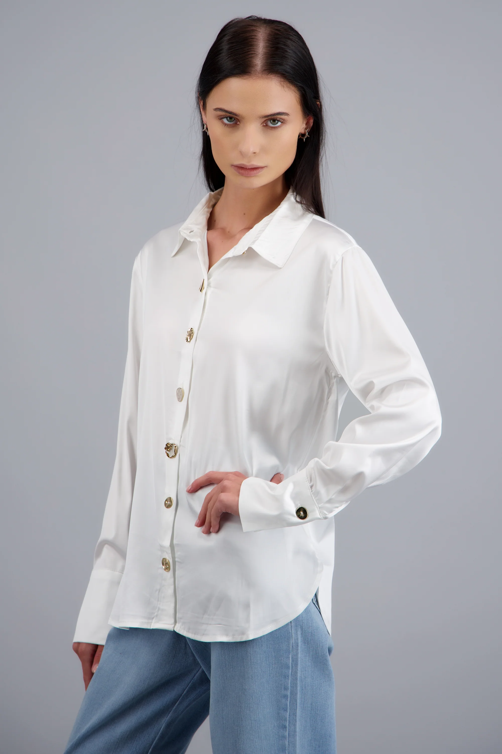 Blusa satinada botones detalles - Image 3