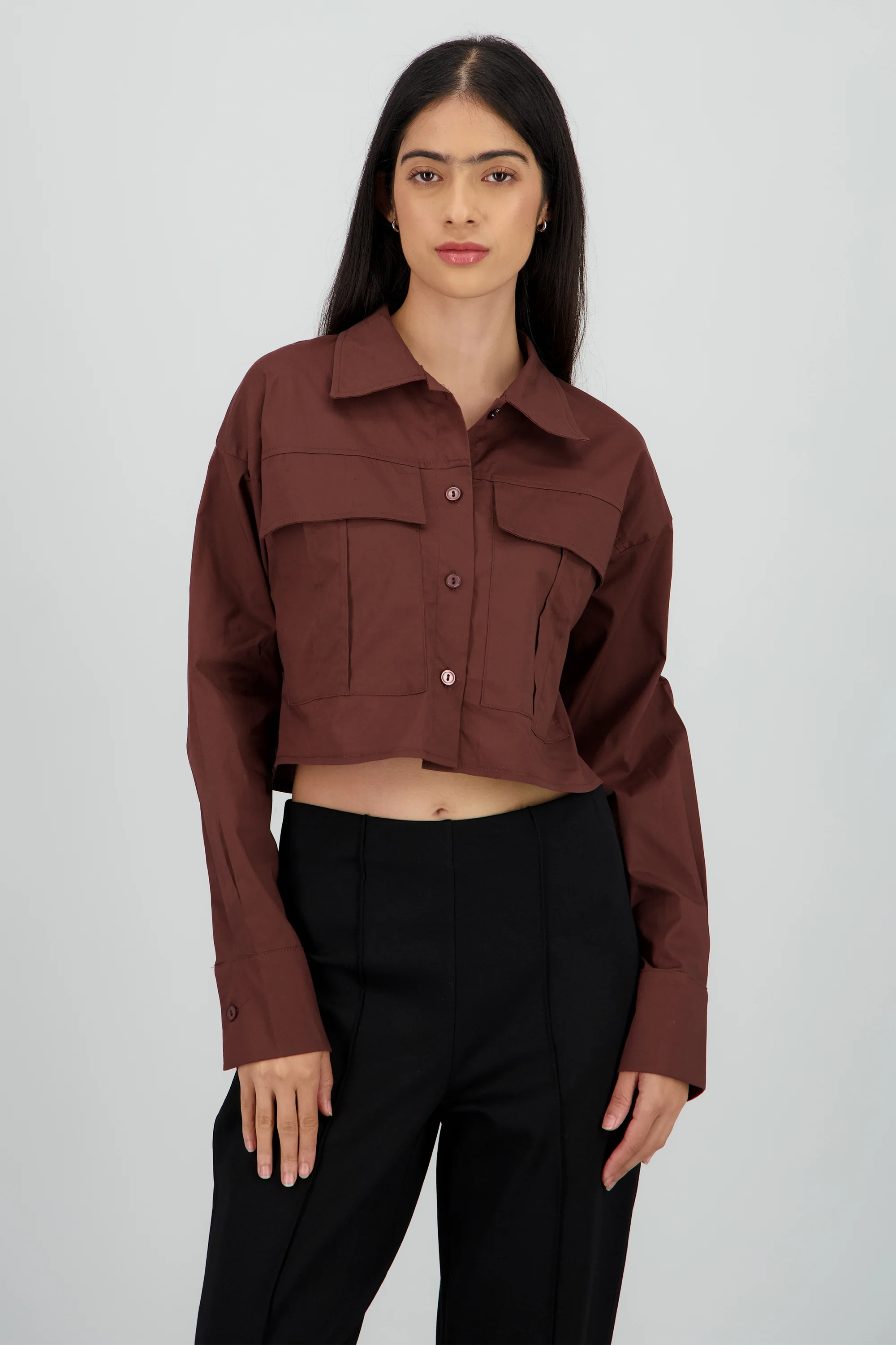 Camisa crop con bolsas cargo