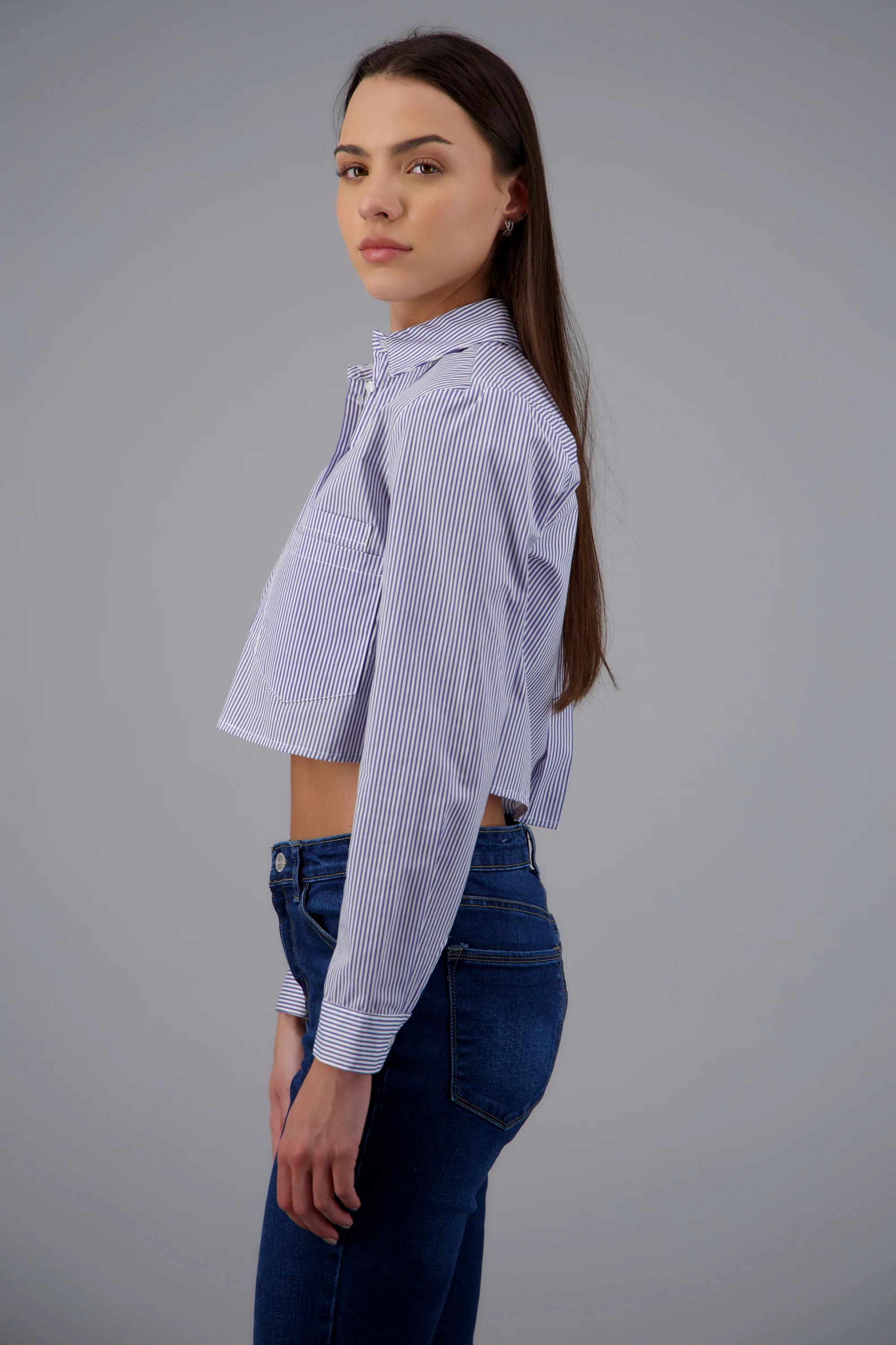 Camisa crop de rayas con doble bolsa - Image 2
