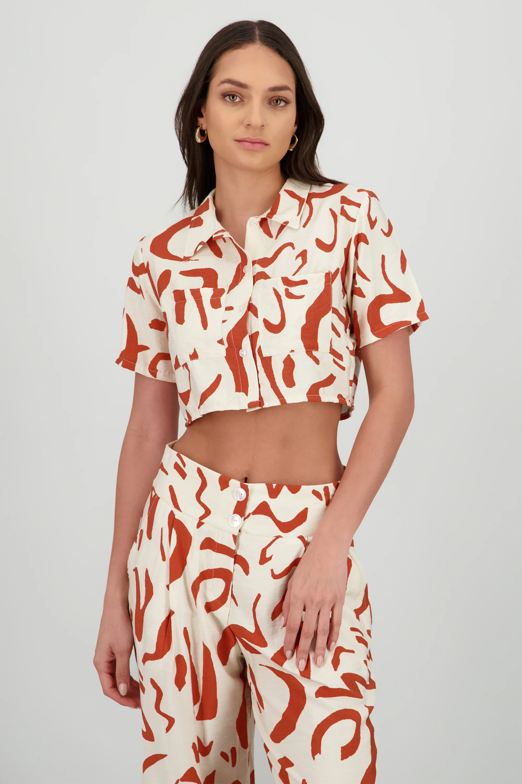 Camisa crop manga corta estampado geometrico