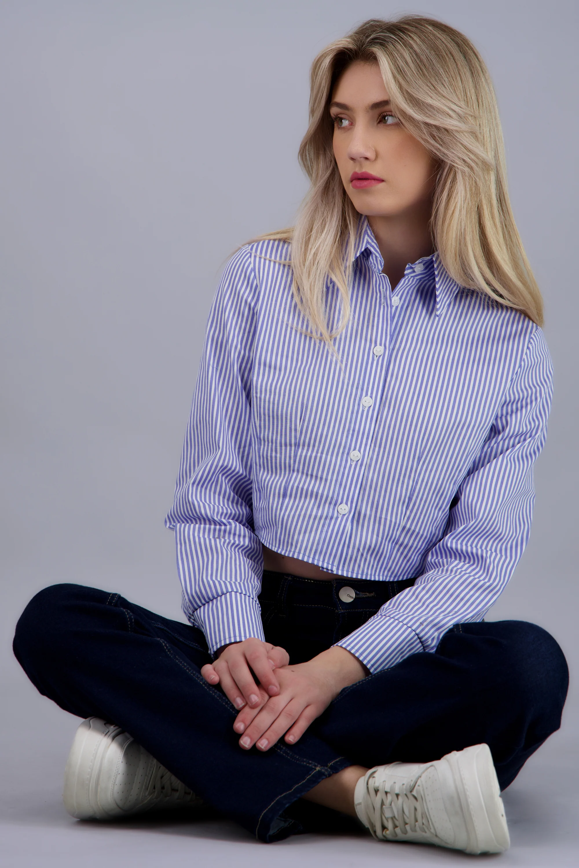 Camisa crop manga larga detalle pinzas