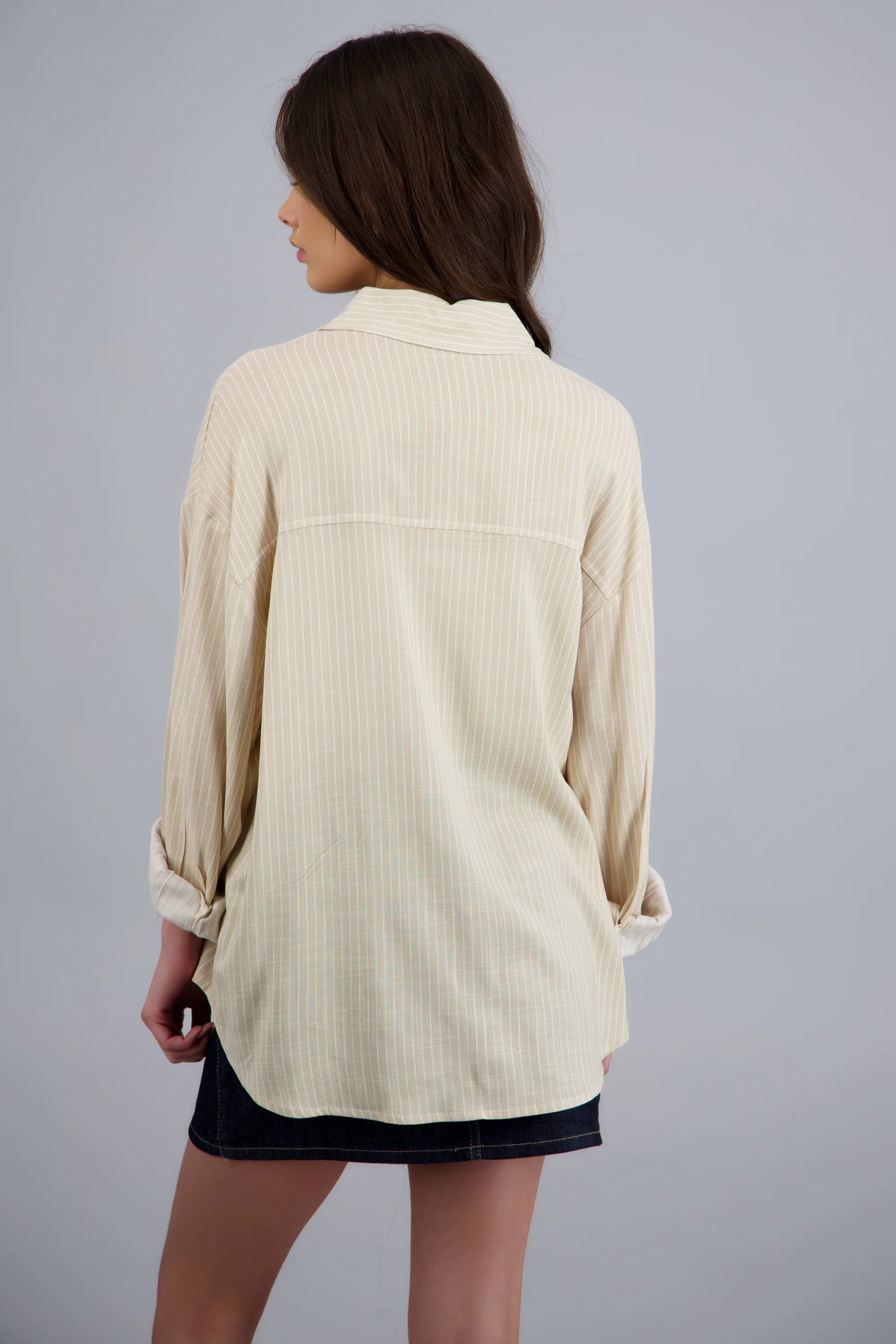 Camisa oversized manga doblada - Image 3