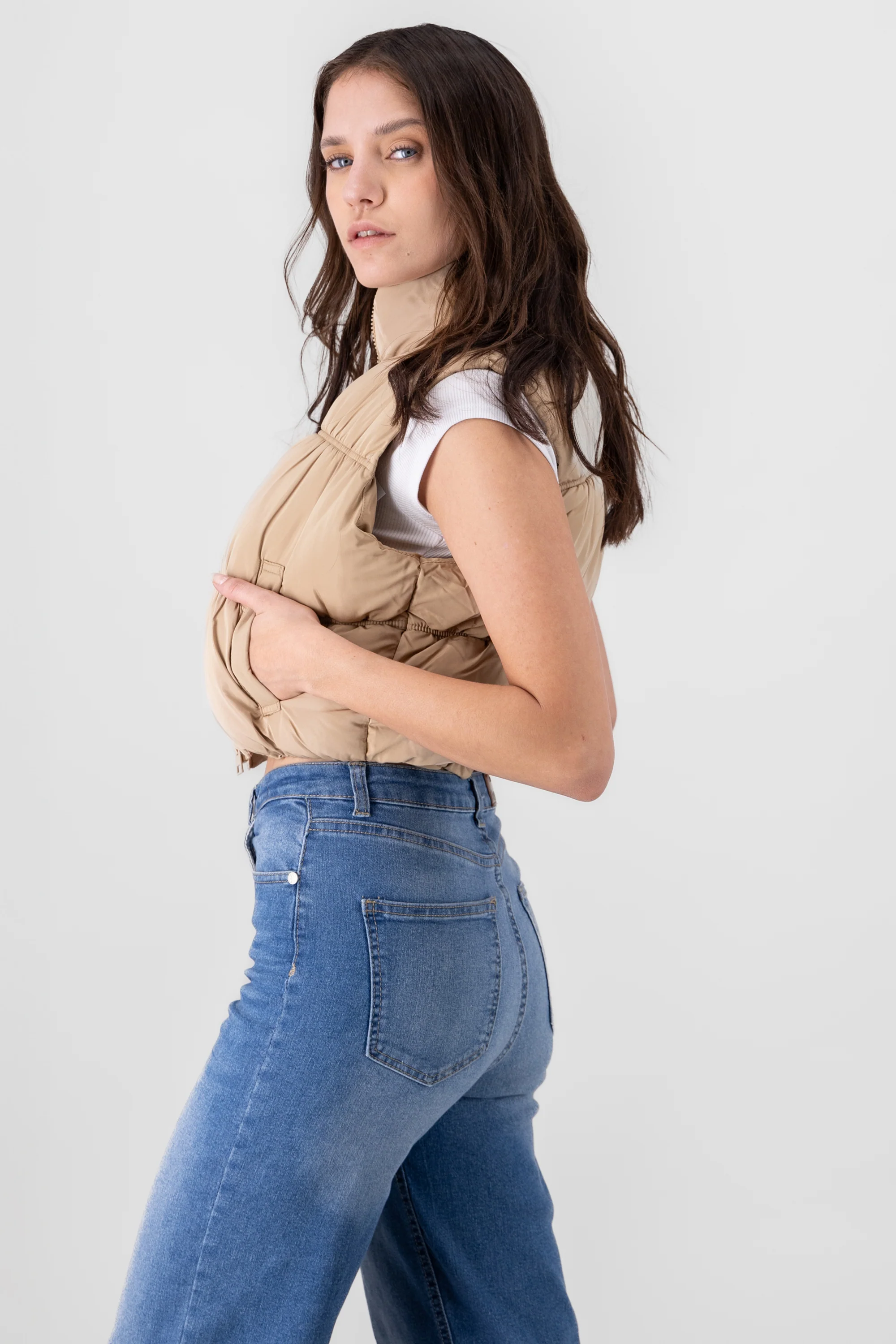 Chaleco crop capitonado cuello alto - Image 3