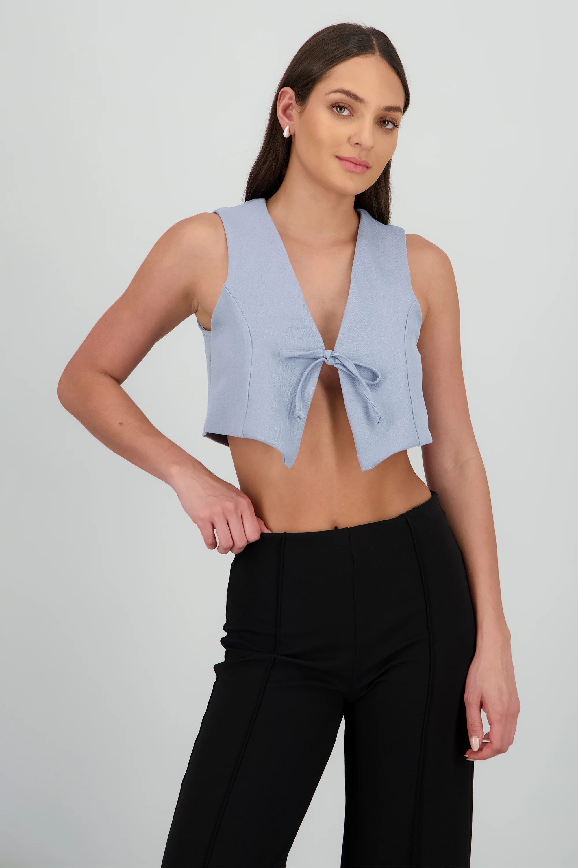Chaleco crop detalle lazo corte