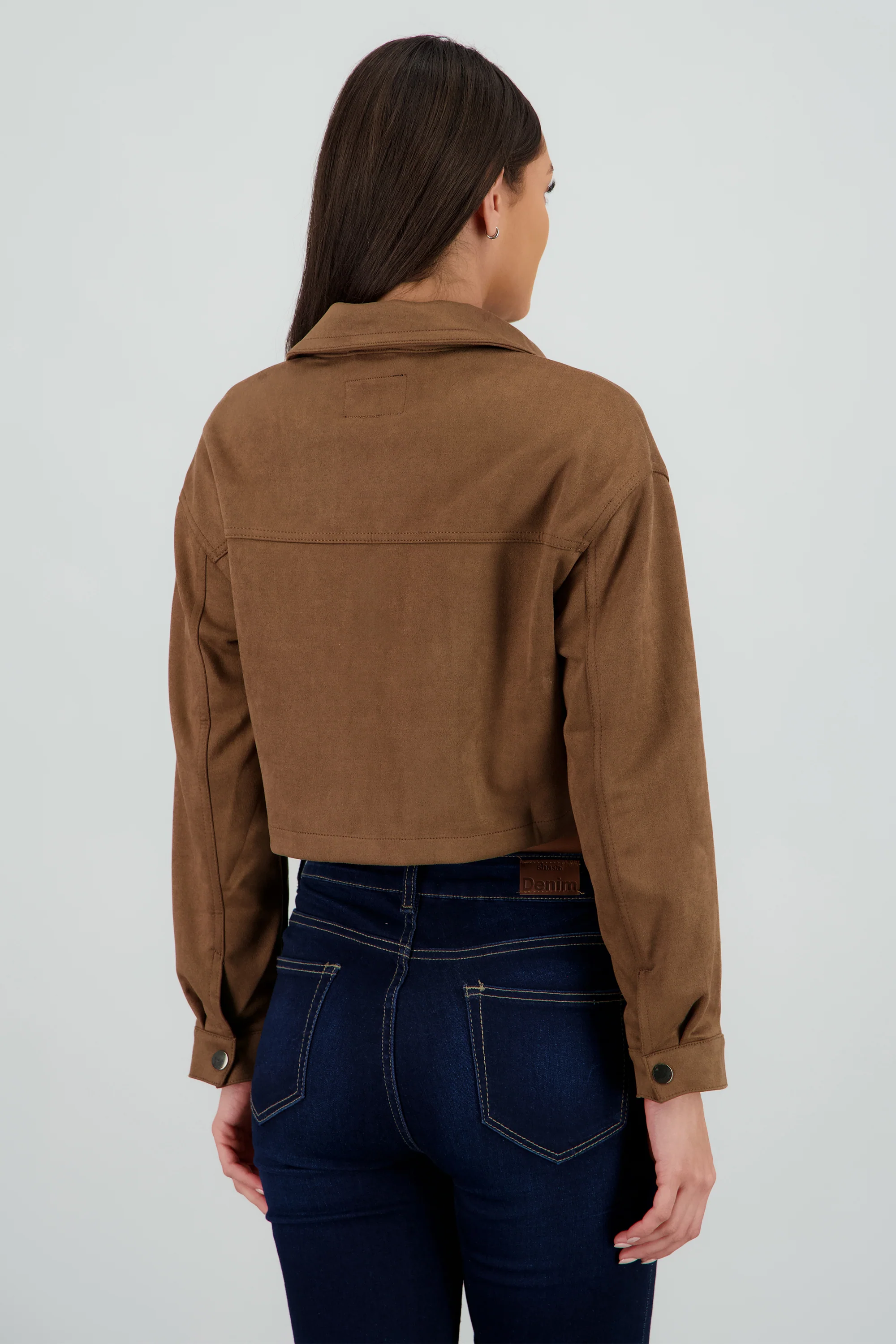 Chamarra crop con bolsas en frente - Image 4