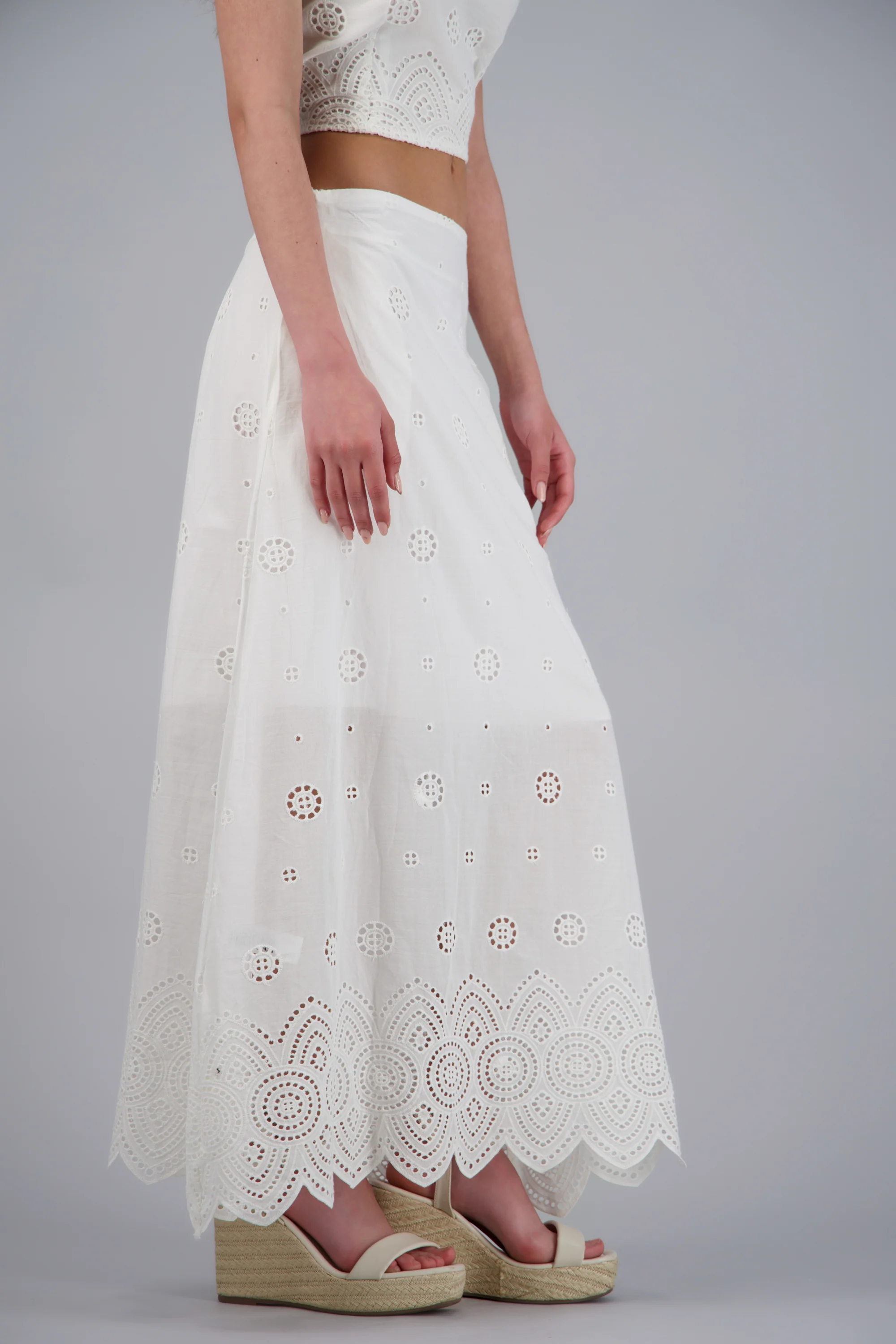 Falda maxi detalle eyelet - Image 3