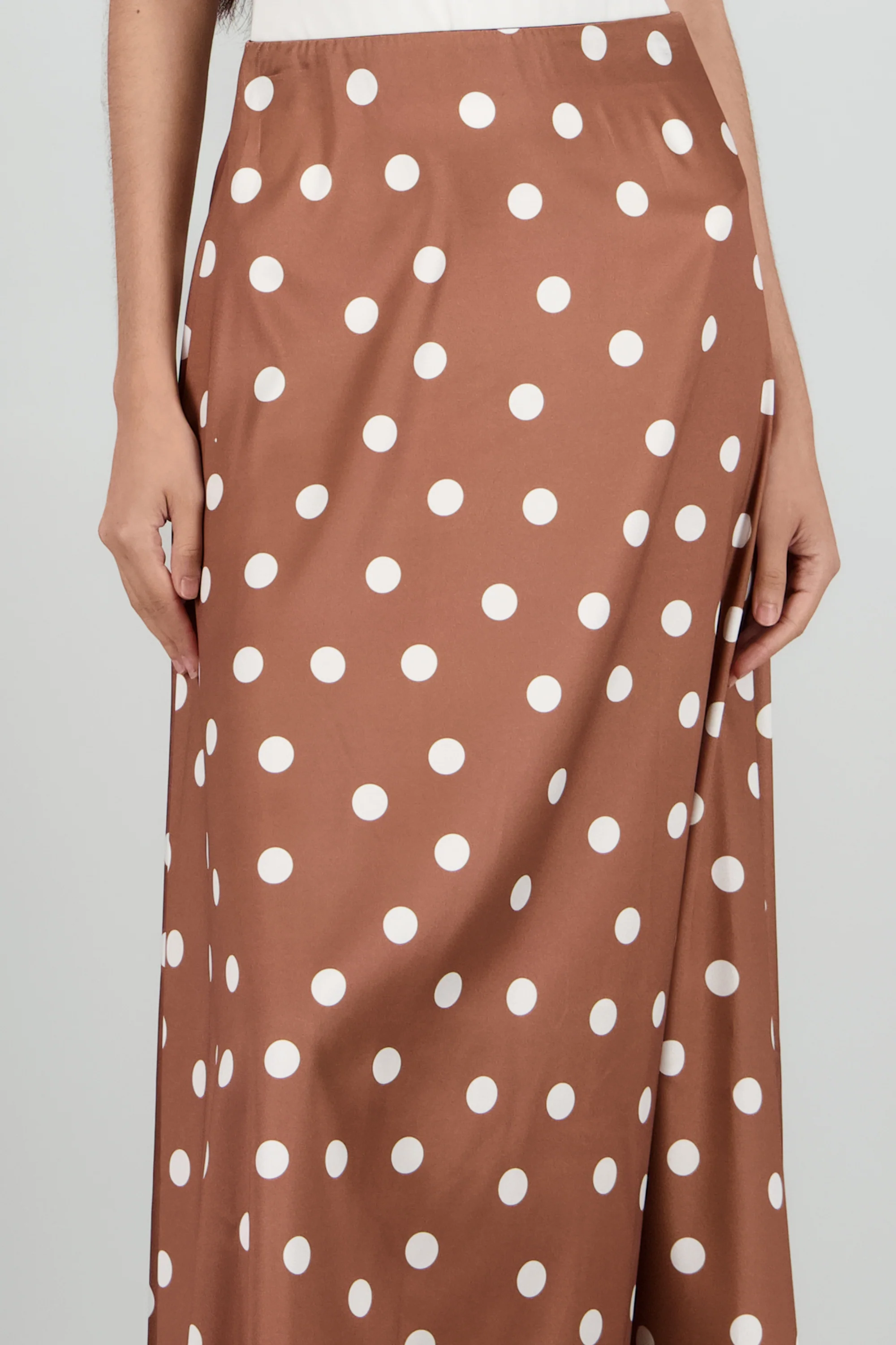 Falda maxi satinada polka dots - Image 5