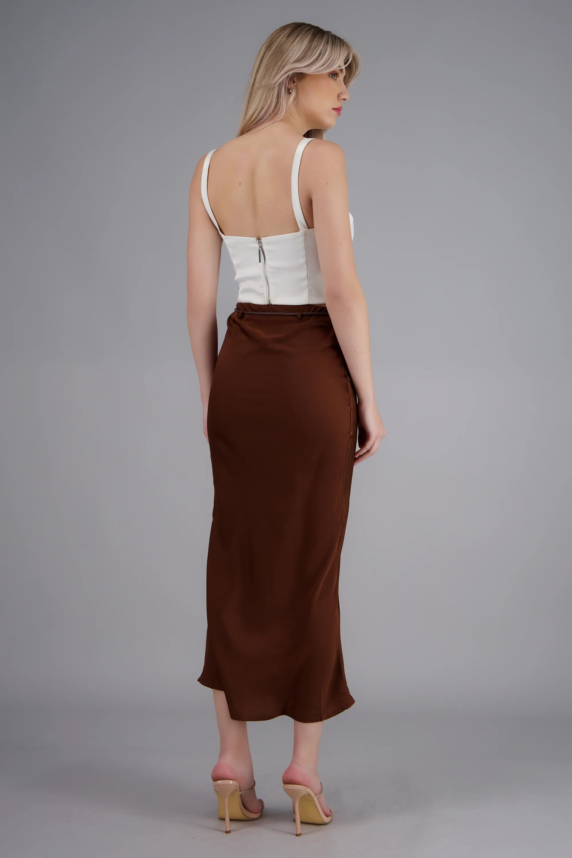 Falda midi lisa satin con cinturón - Image 4
