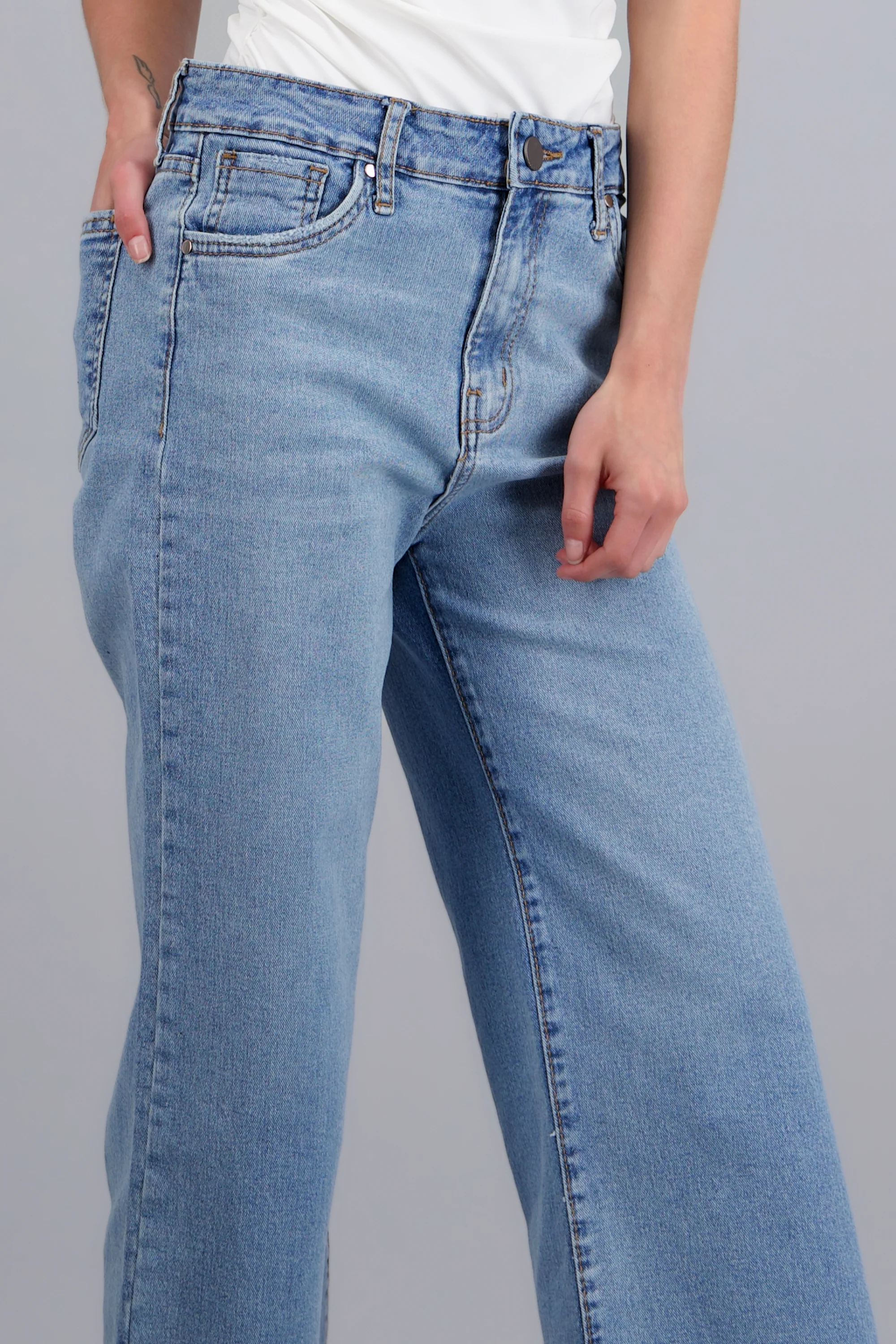 Jeans cropped al corte - Image 5