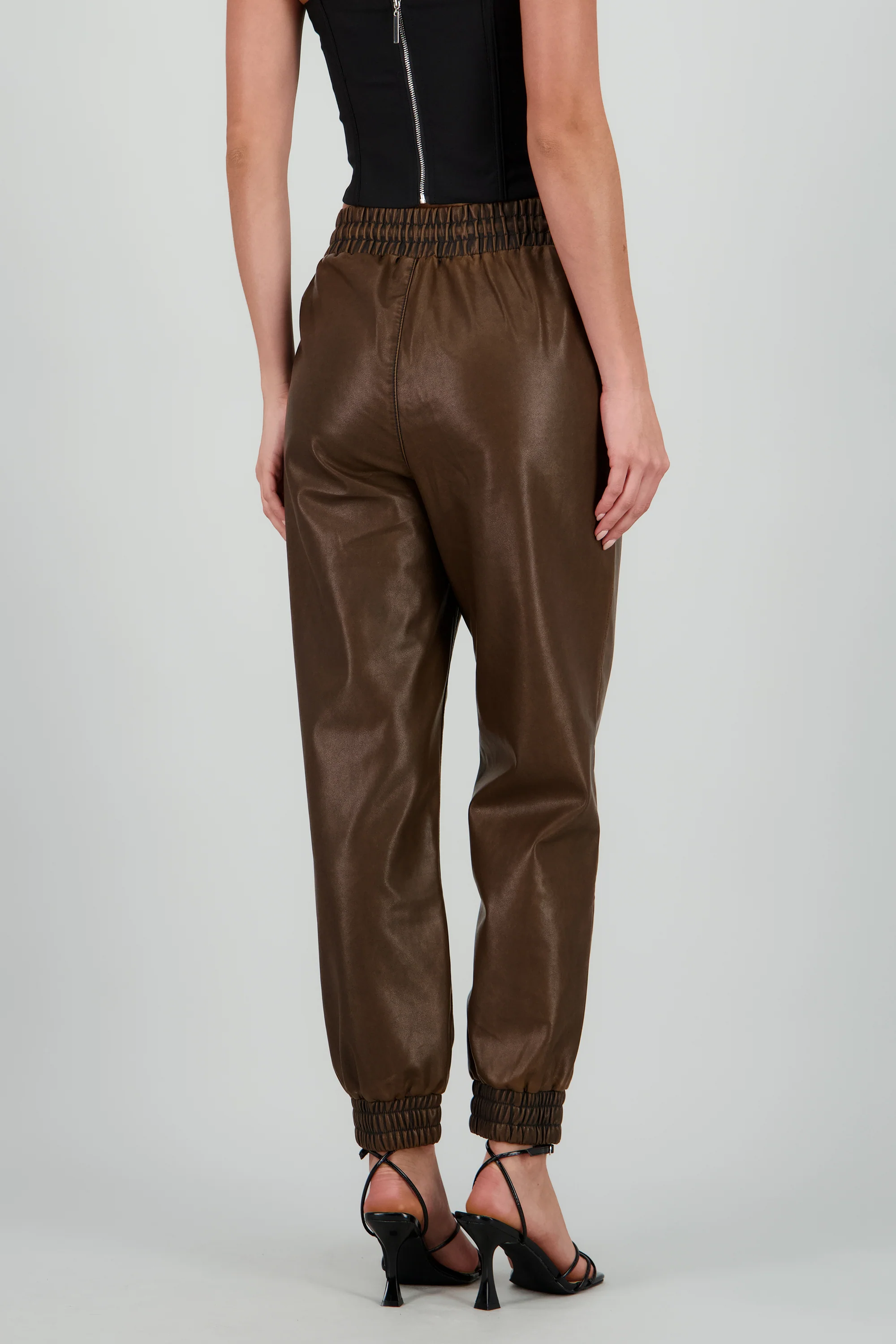 Jogger pu detalle deslavado - Image 4