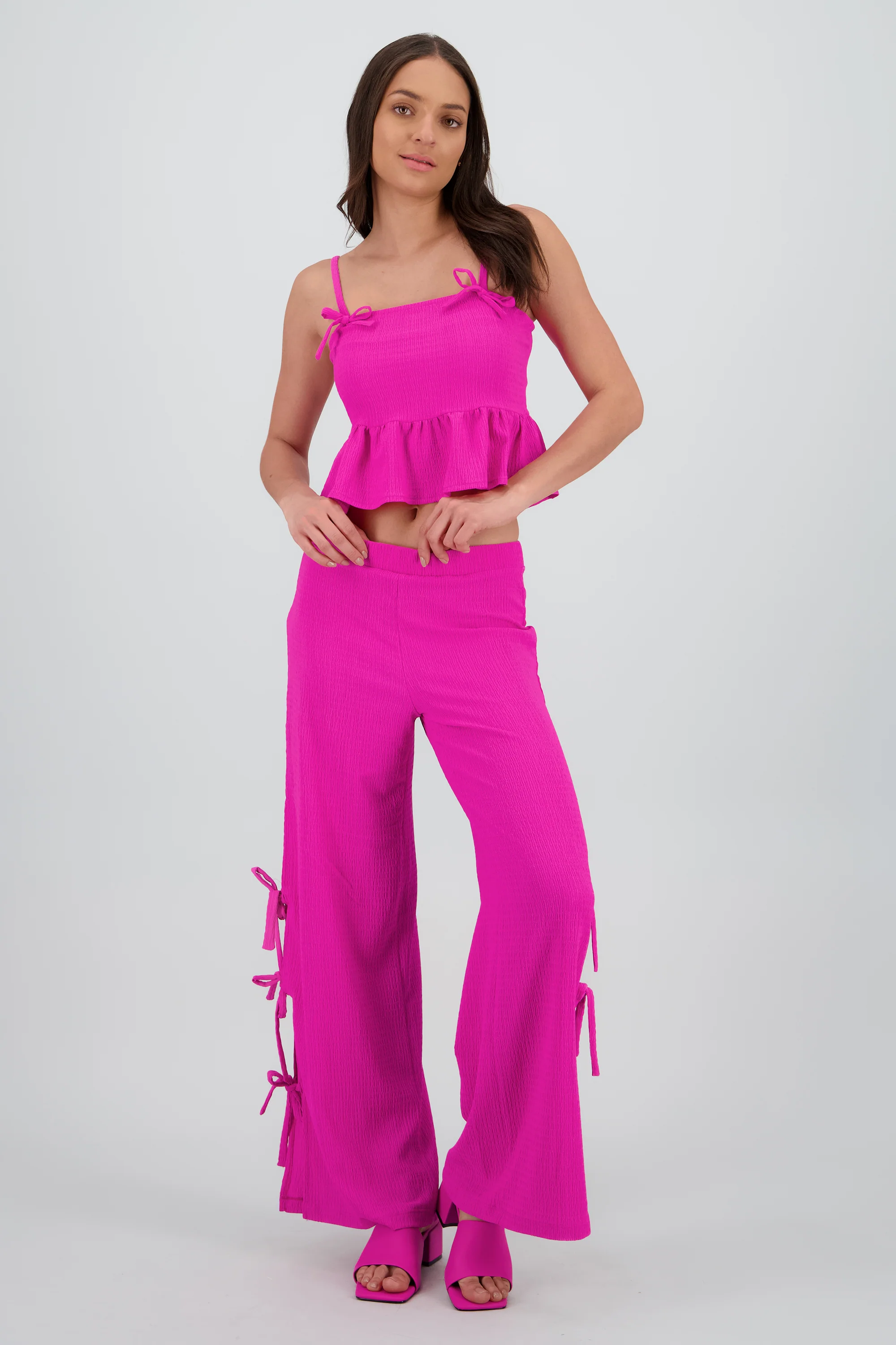 Pantalon amplio detalle abertura costados textura