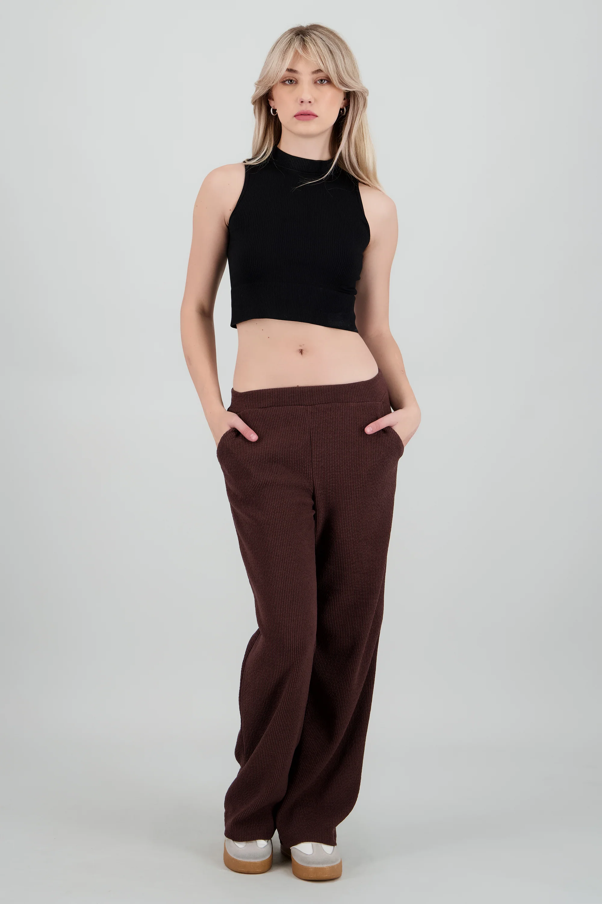 Pantalon amplio detalle textura