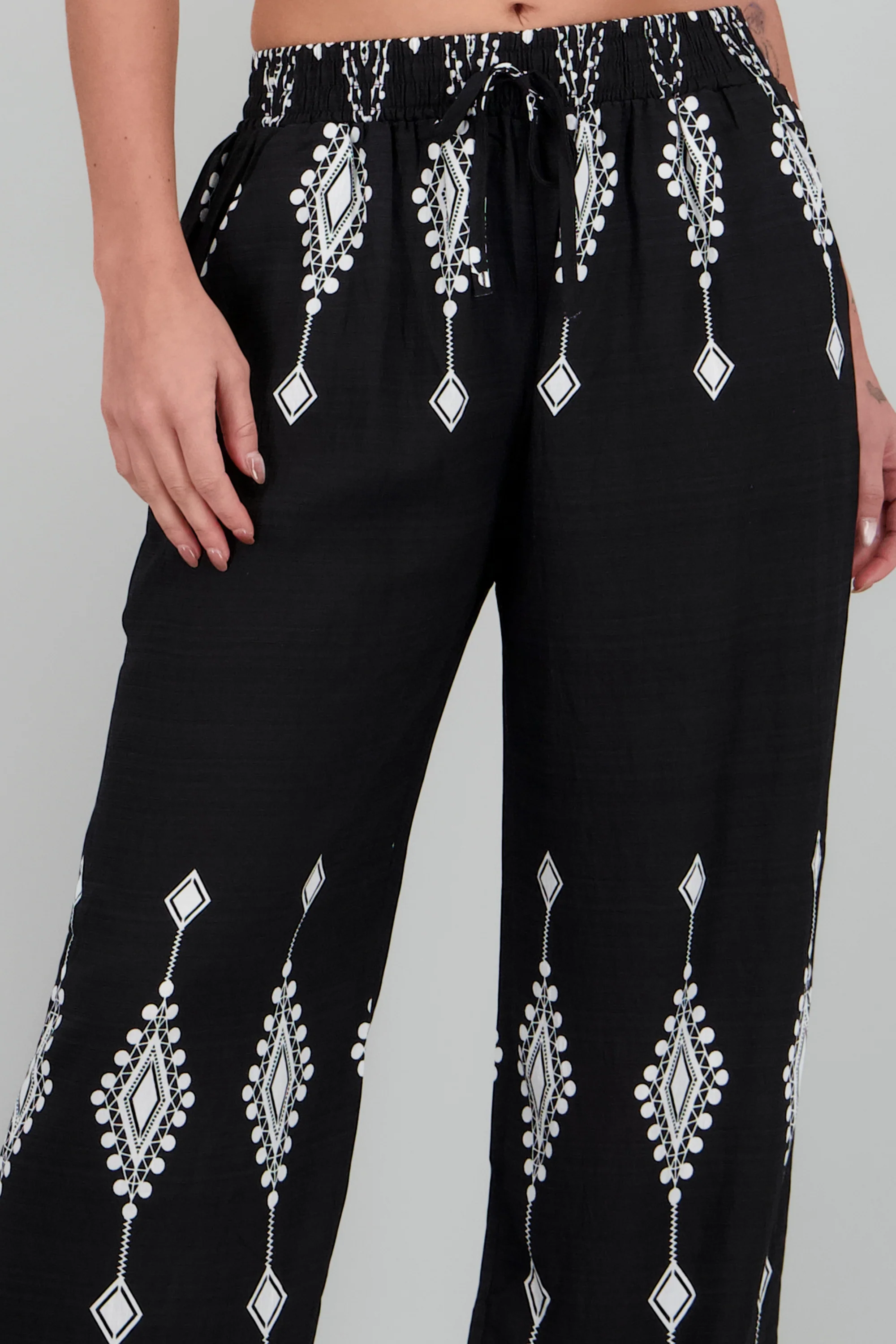 Pantalon amplio estampado tribal - Image 5