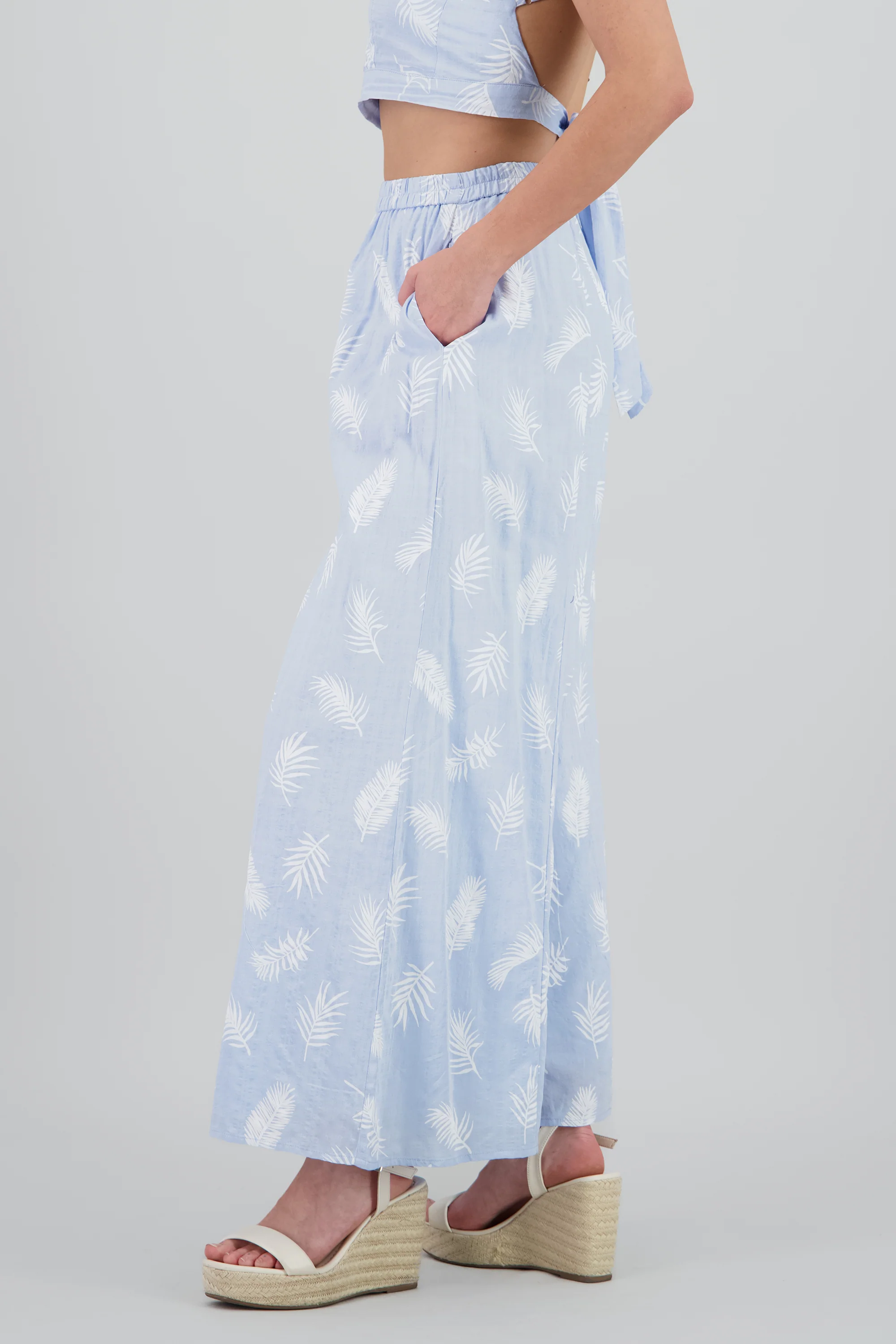 Pantalon amplio estampado tropical - Image 3