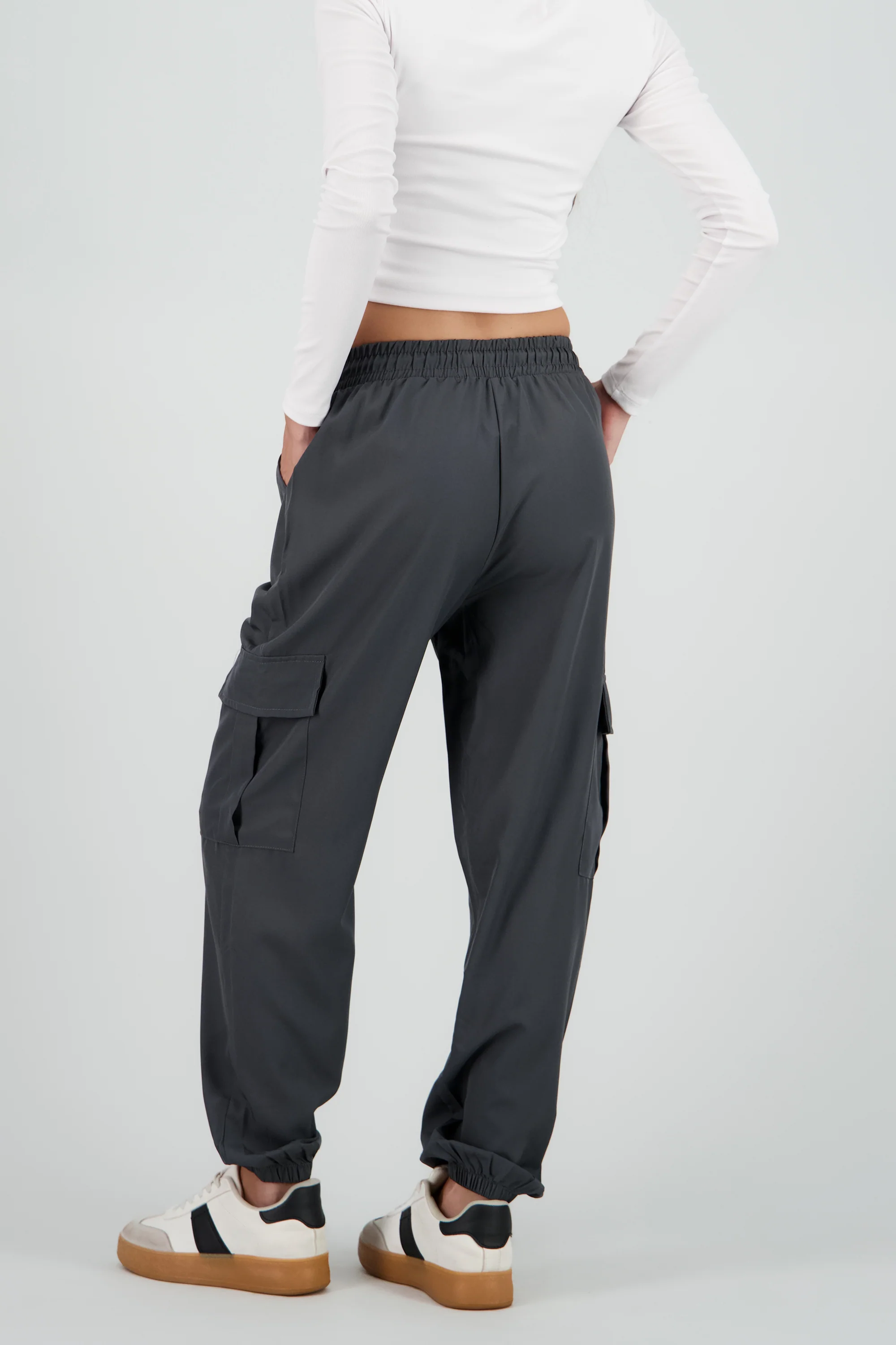 Pantalón Cargo Monocolor Bolsas - Image 3