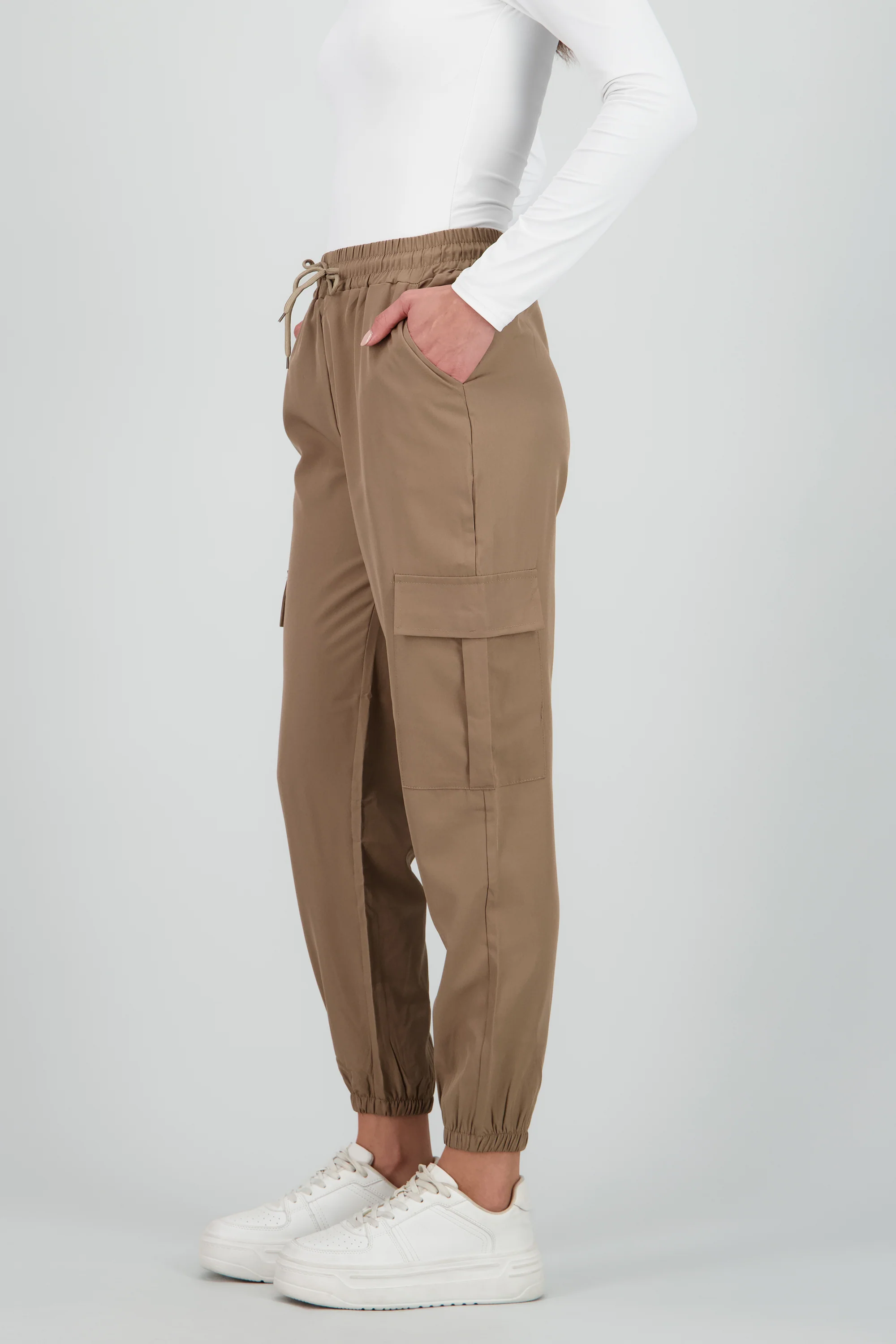 Pantalón Cargo Monocolor Bolsas - Image 3