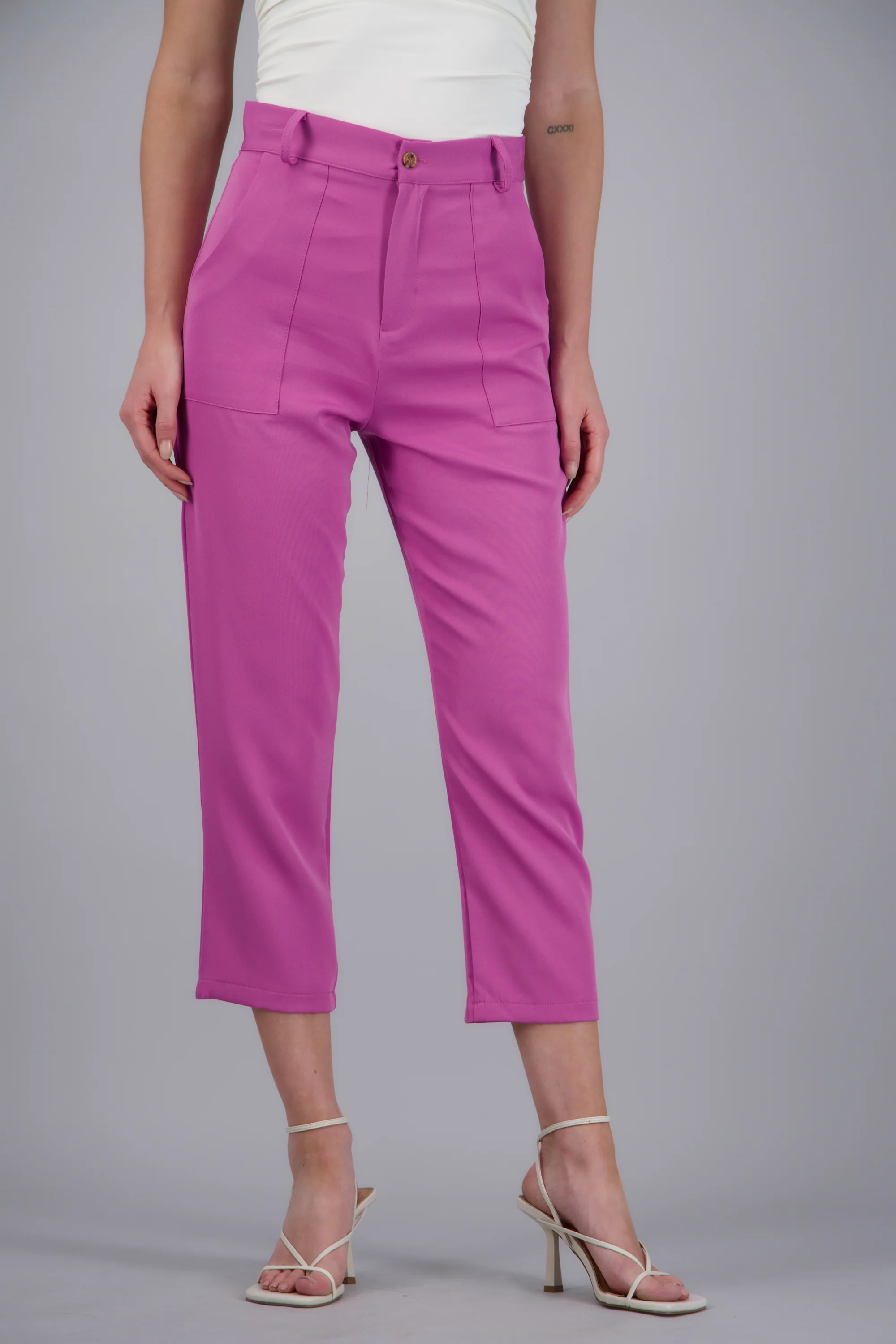 Pantalón Cintura Alta Capri Bolsas - Image 2