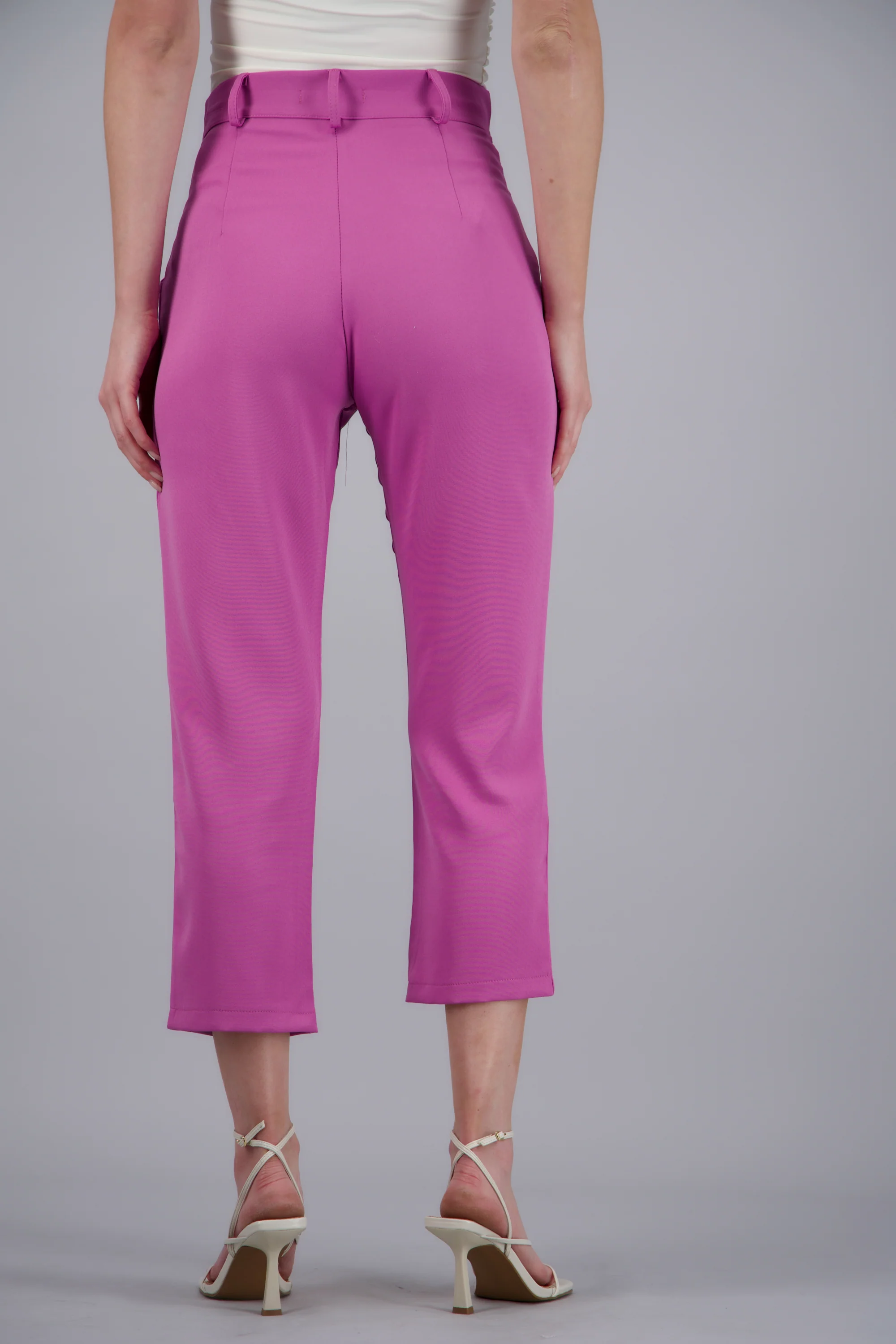 Pantalón Cintura Alta Capri Bolsas - Image 4