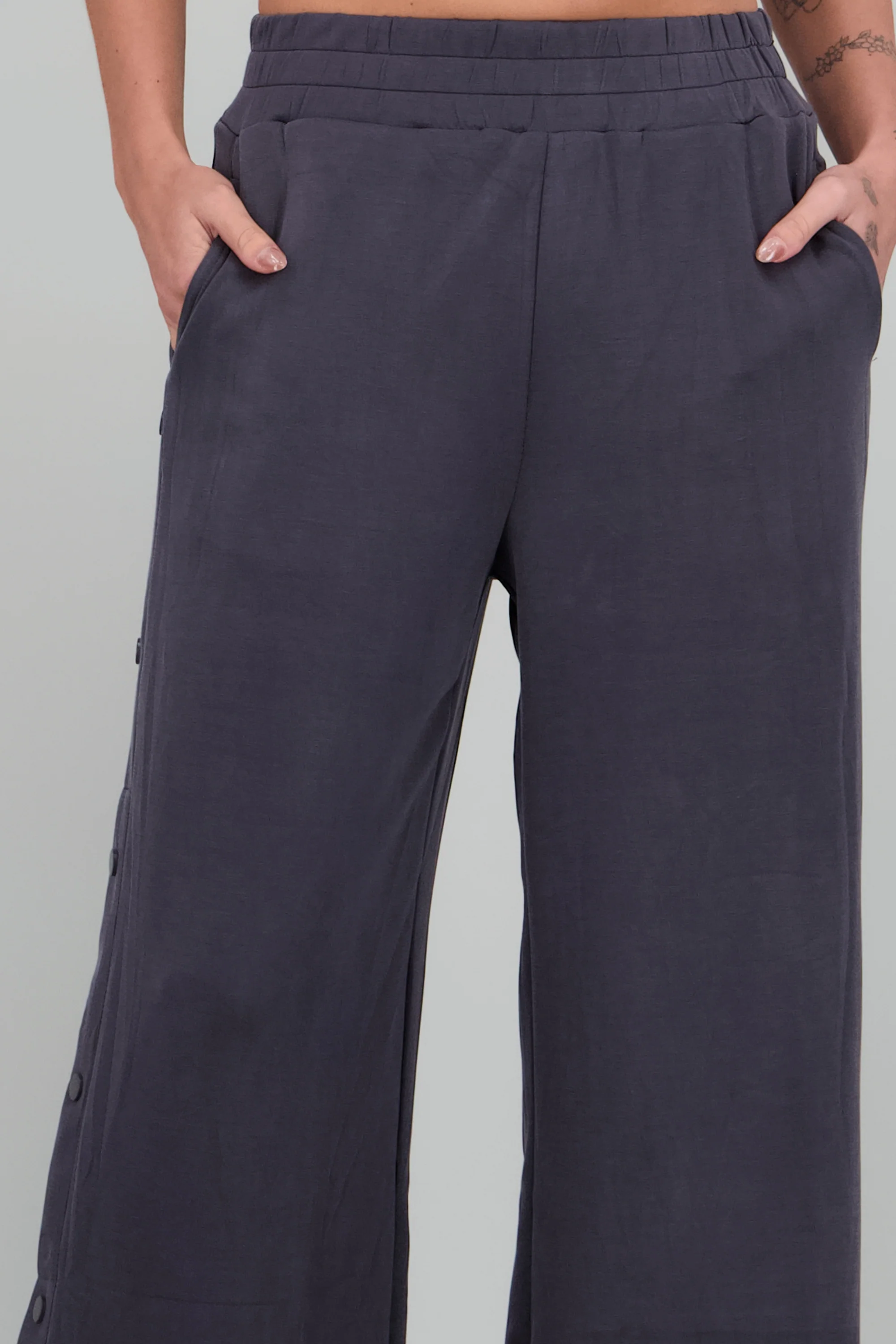 Pantalon detalle abertura con botones - Image 5