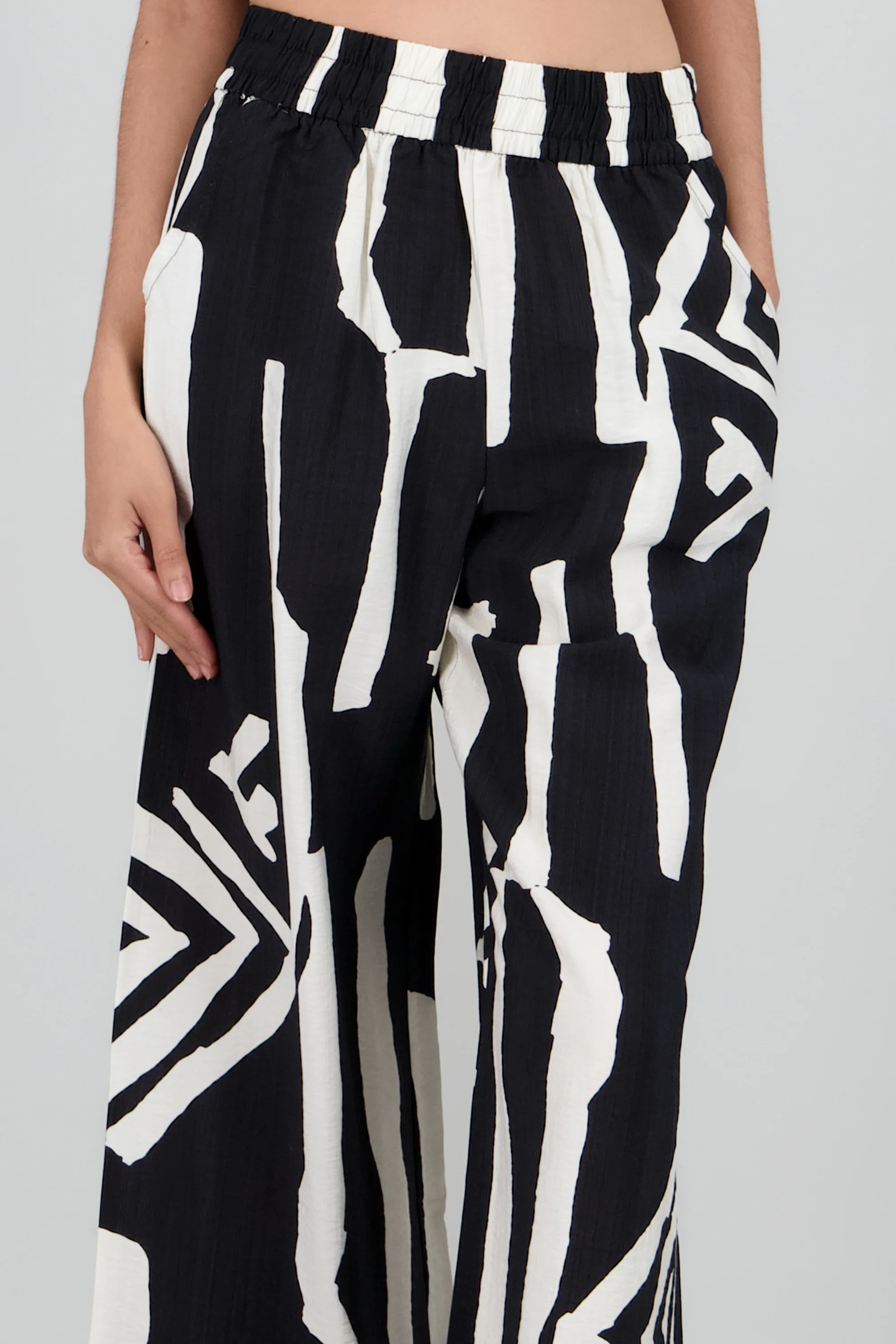 Pantalon estampado asimetrico - Image 5