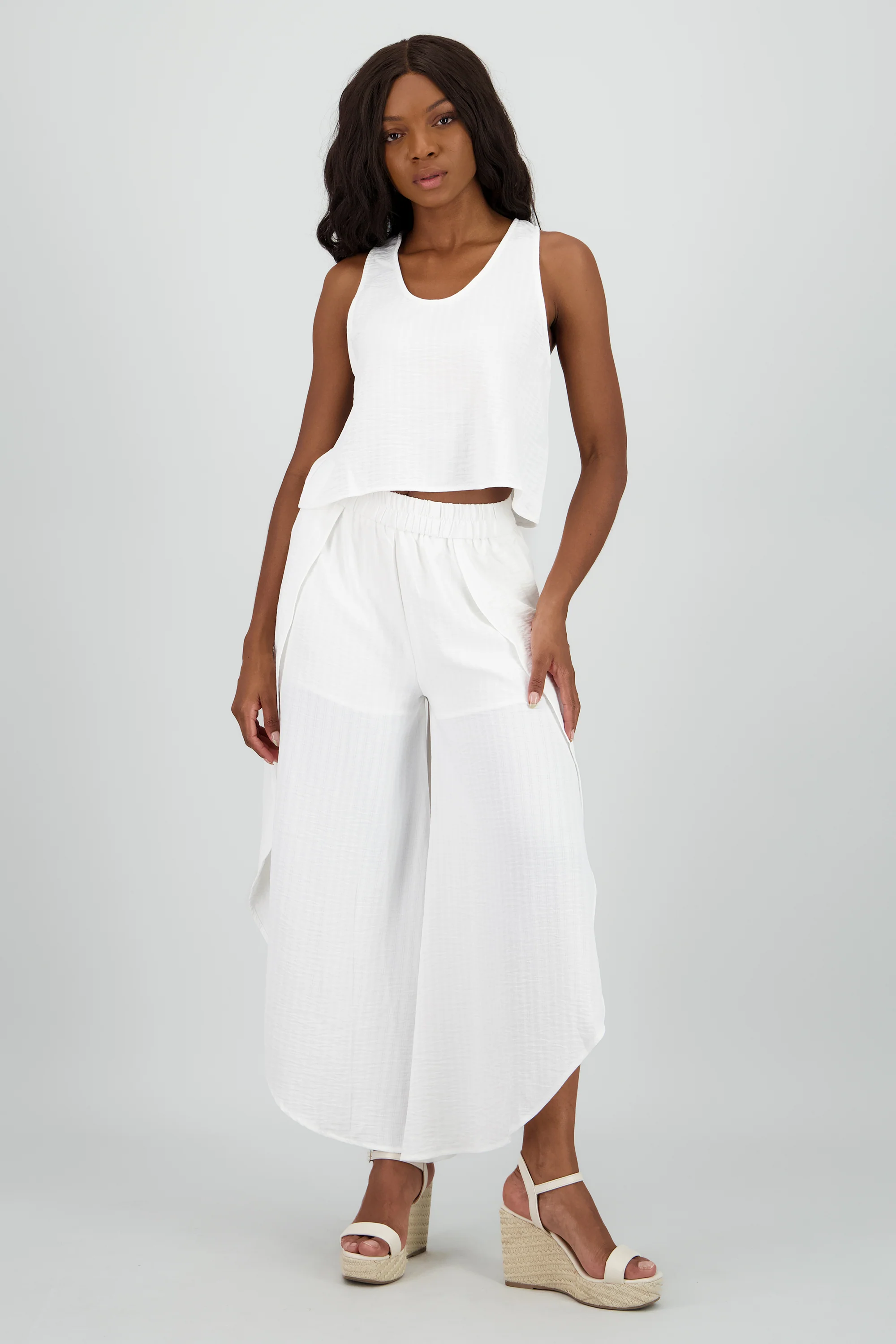 Pantalon fluido detalle pierna