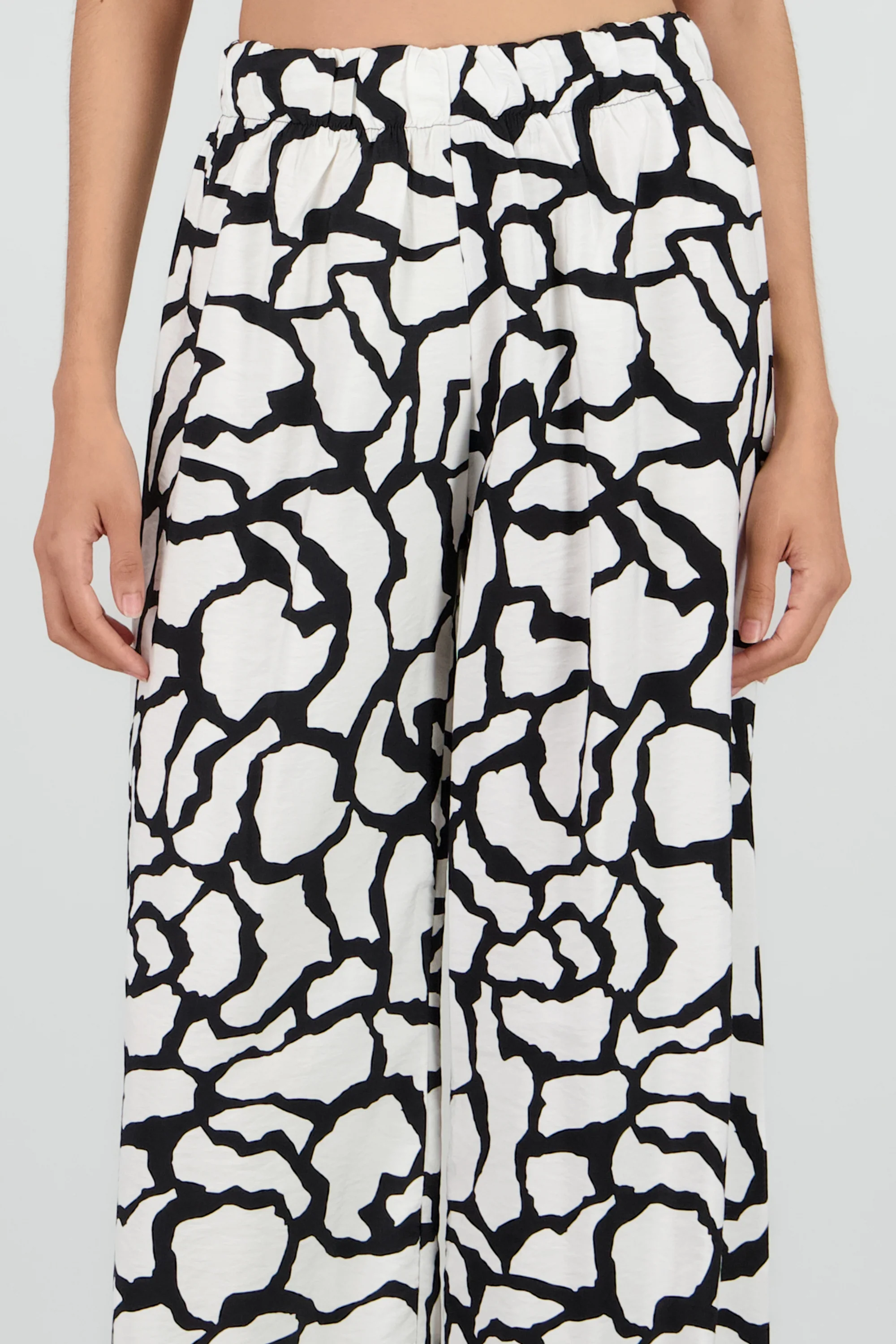 Pantalon fluido estampado geometrico - Image 5
