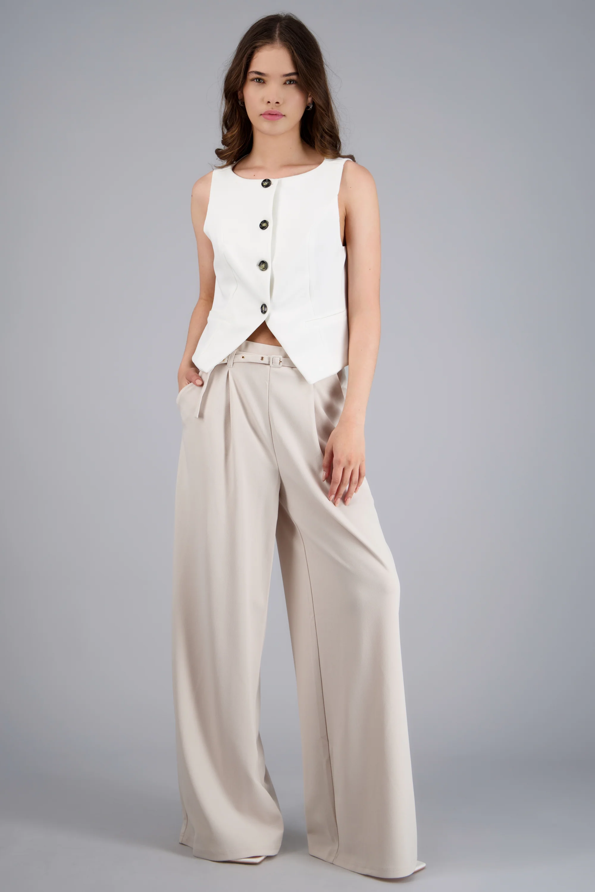 Pantalon pinzas con cinturón a tono