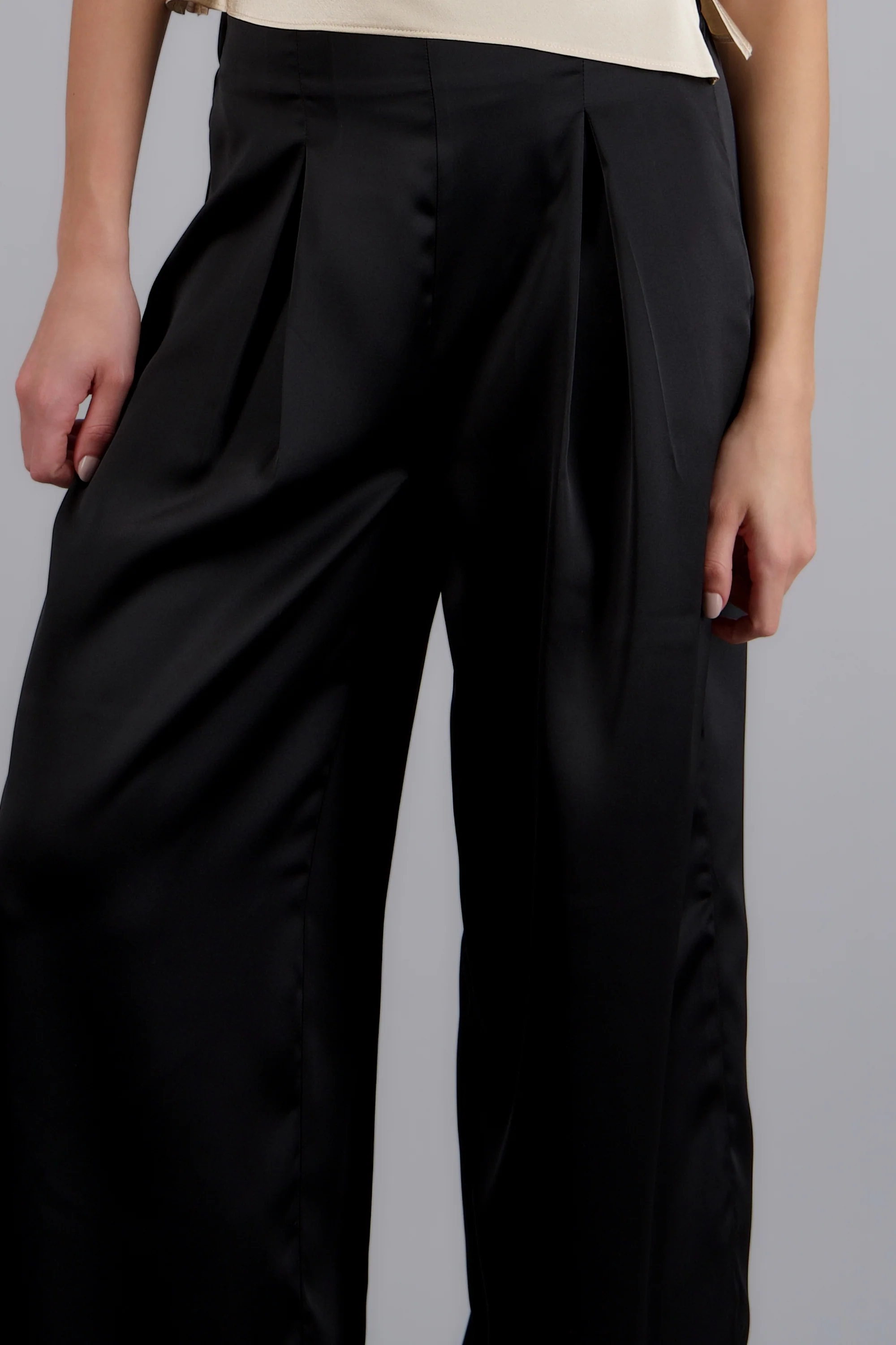 Pantalon satinado con pinzas - Image 5