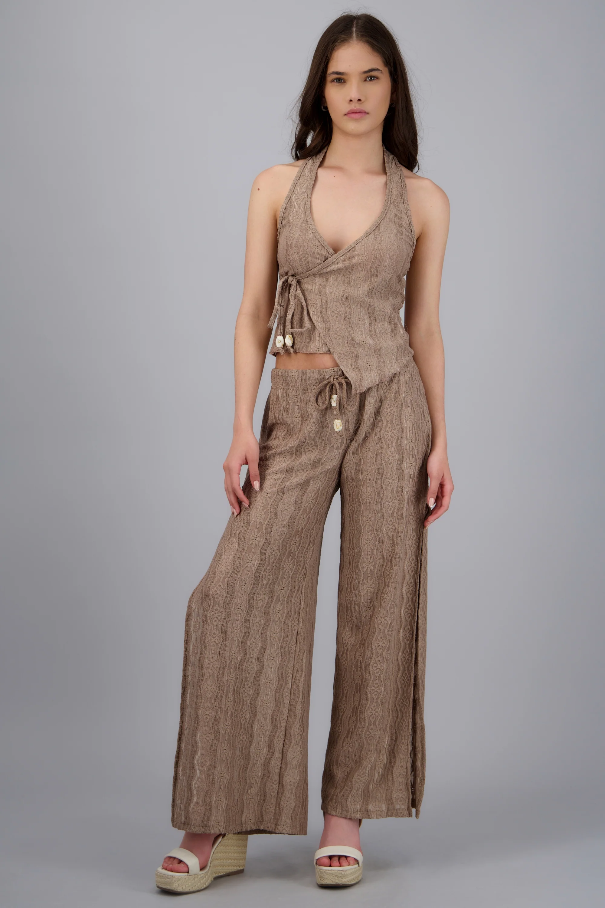 Pantalon textura cuenta jaretas