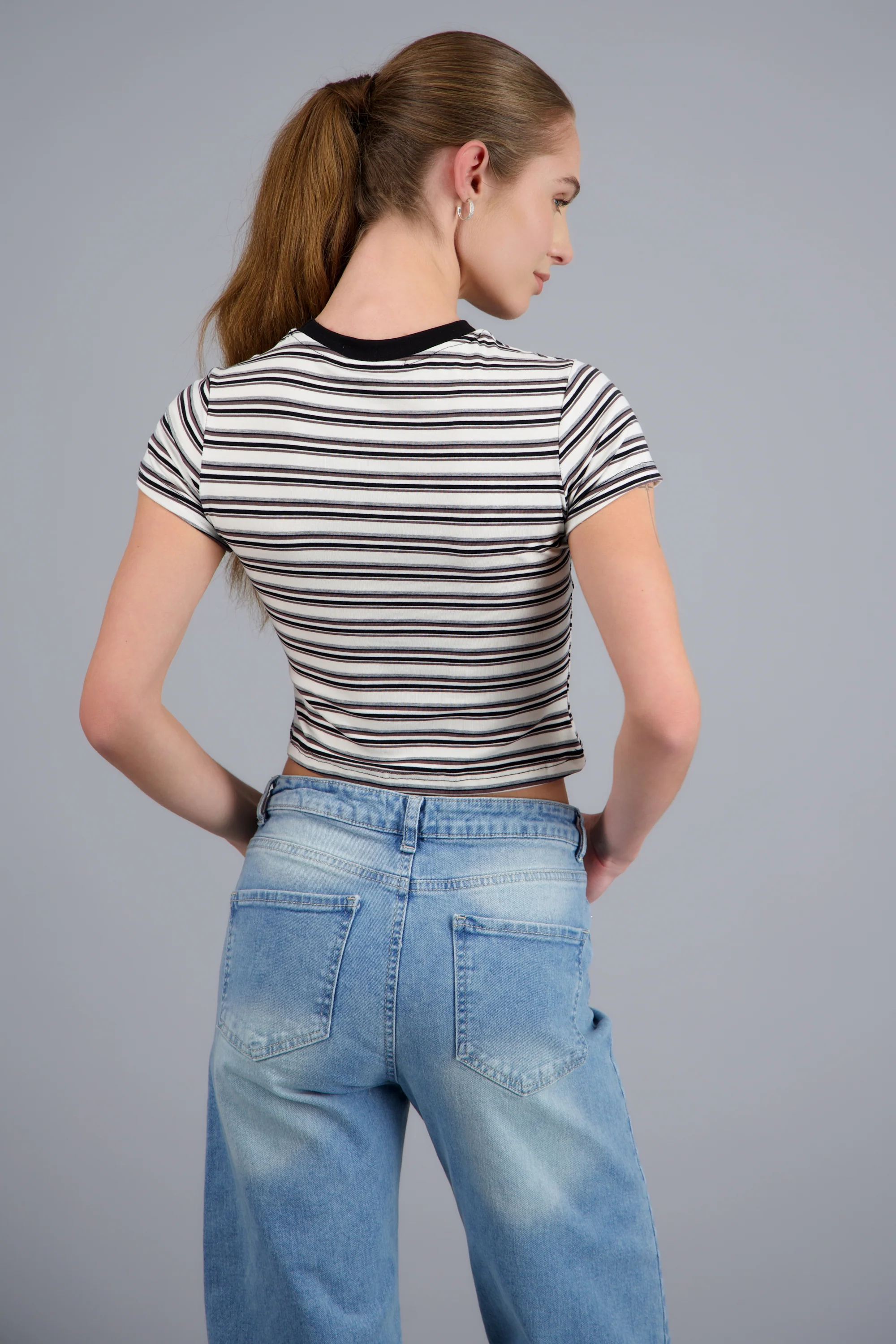 Playera estampado rayas cuello contraste - Image 4