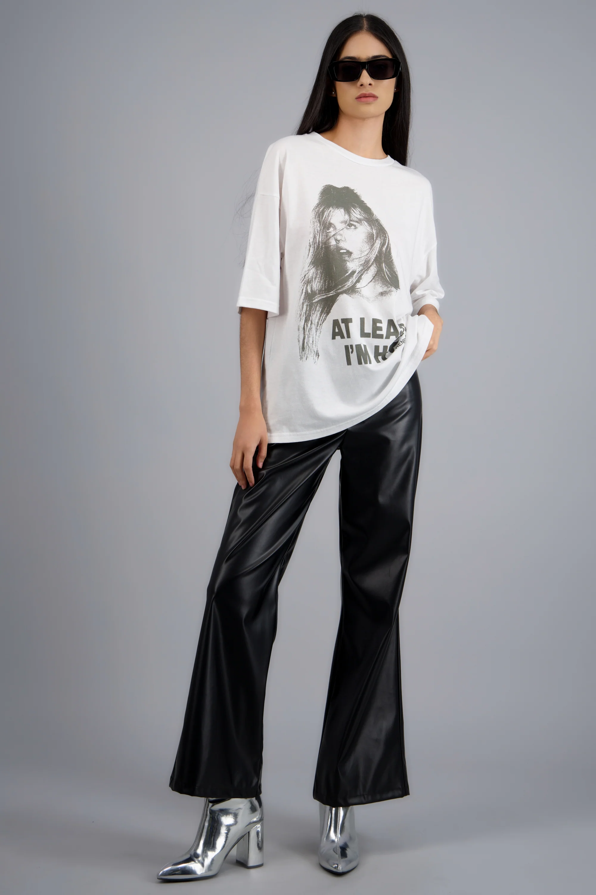 PLAYERA OVER RENEE RAP Blanco y negro