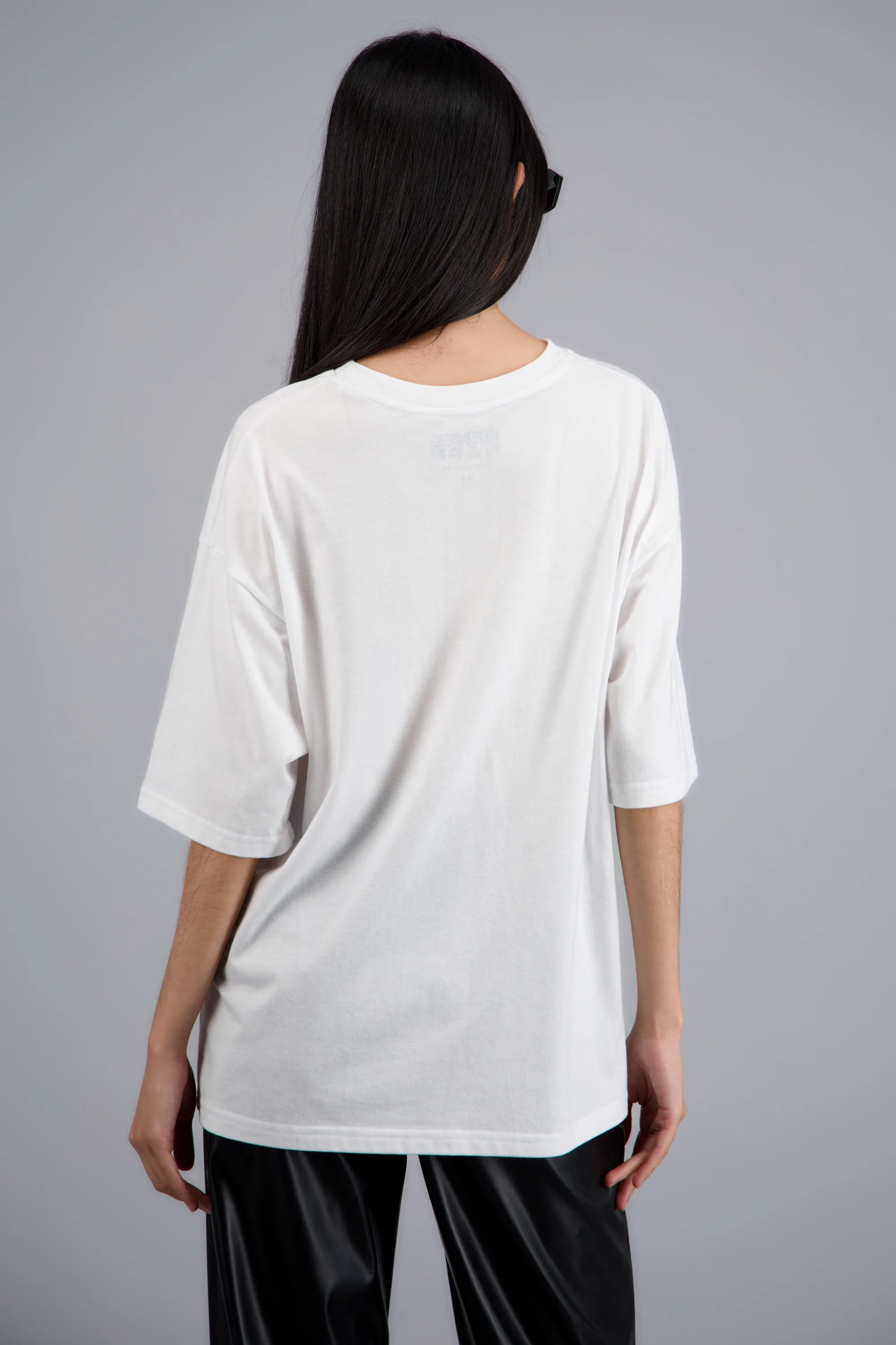 PLAYERA OVER RENEE RAP Blanco y negro - Image 3
