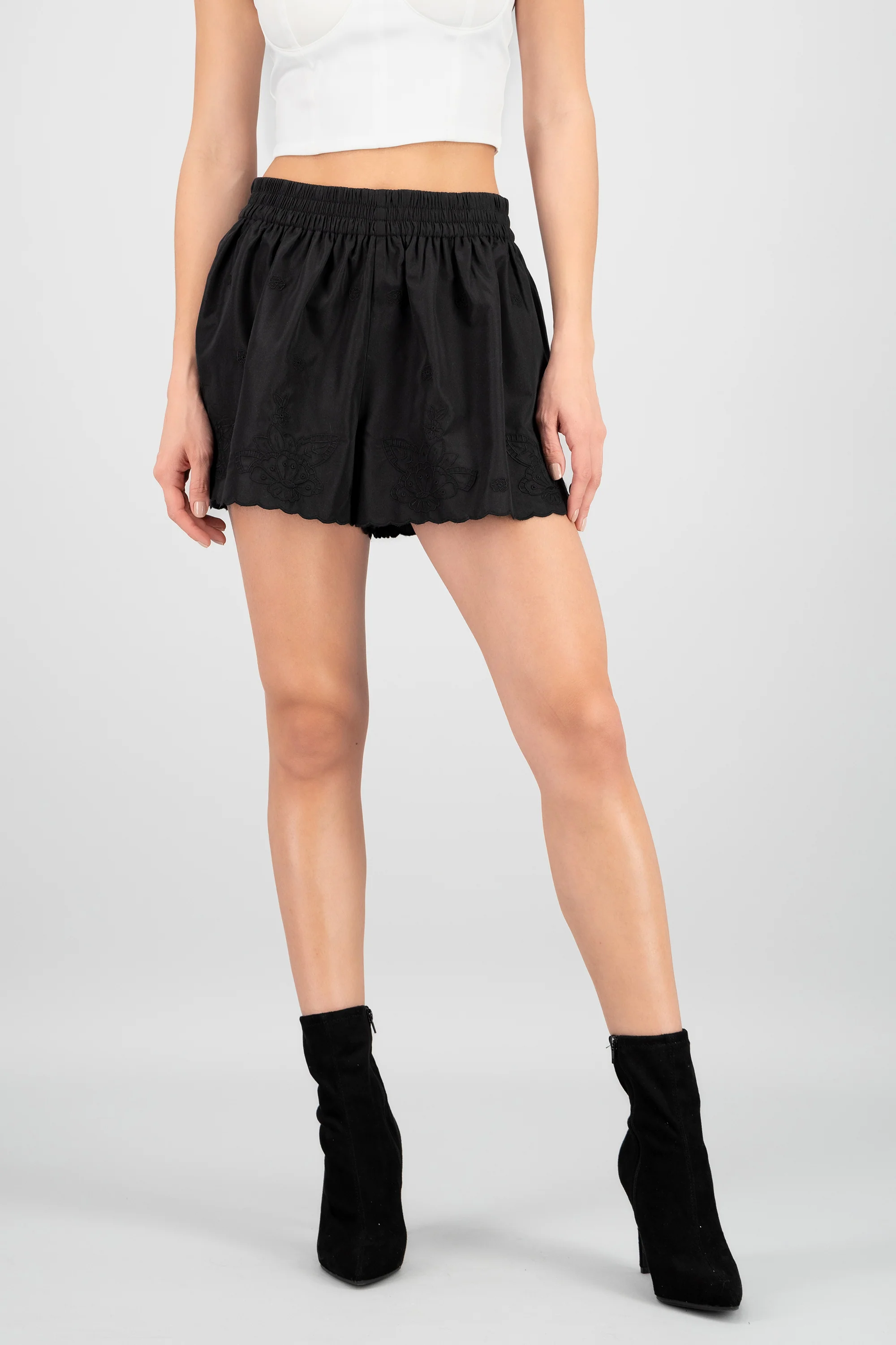 Short con eyelet en pierna - Image 2