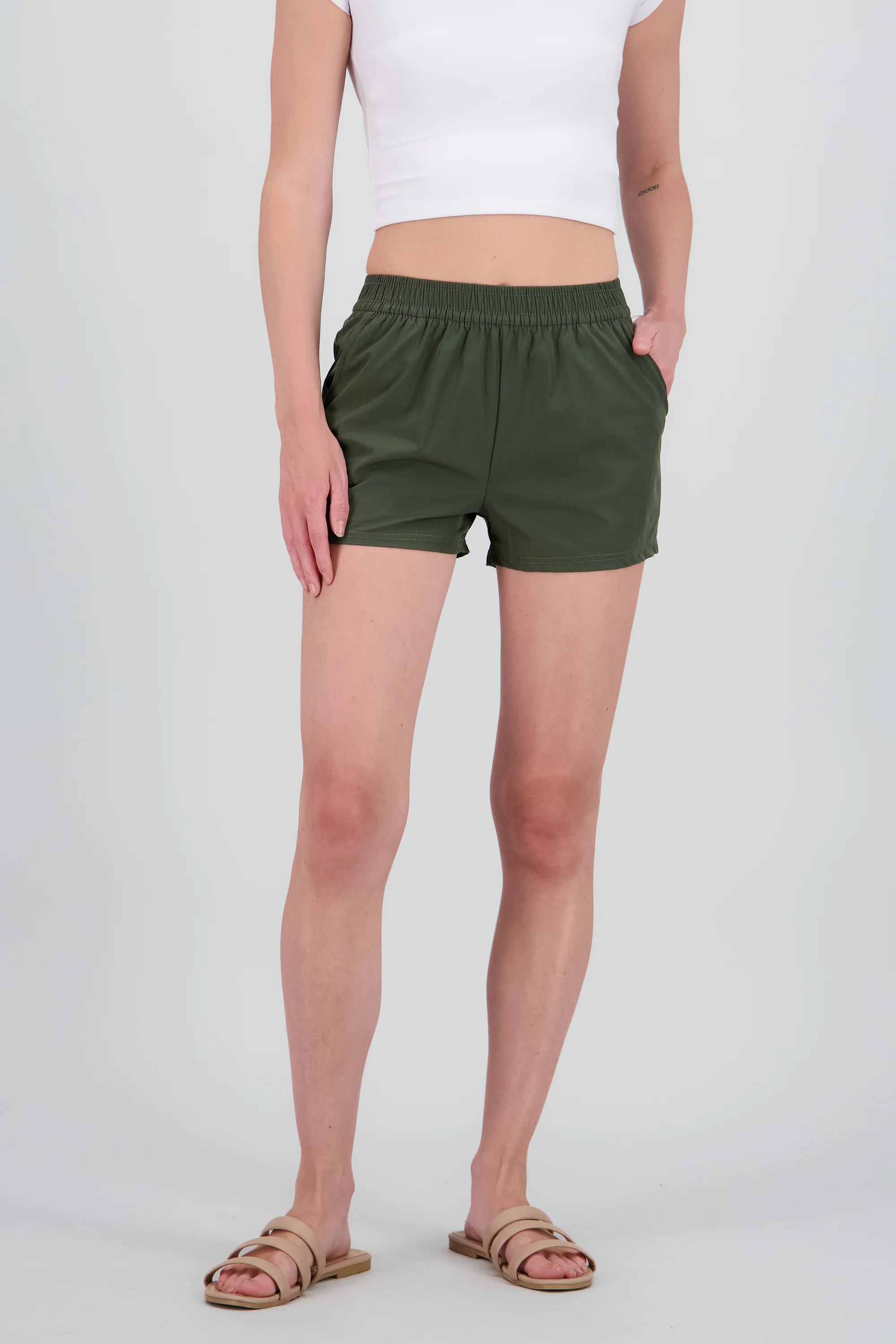 Shorts cortos con bolsas lisos - Image 2