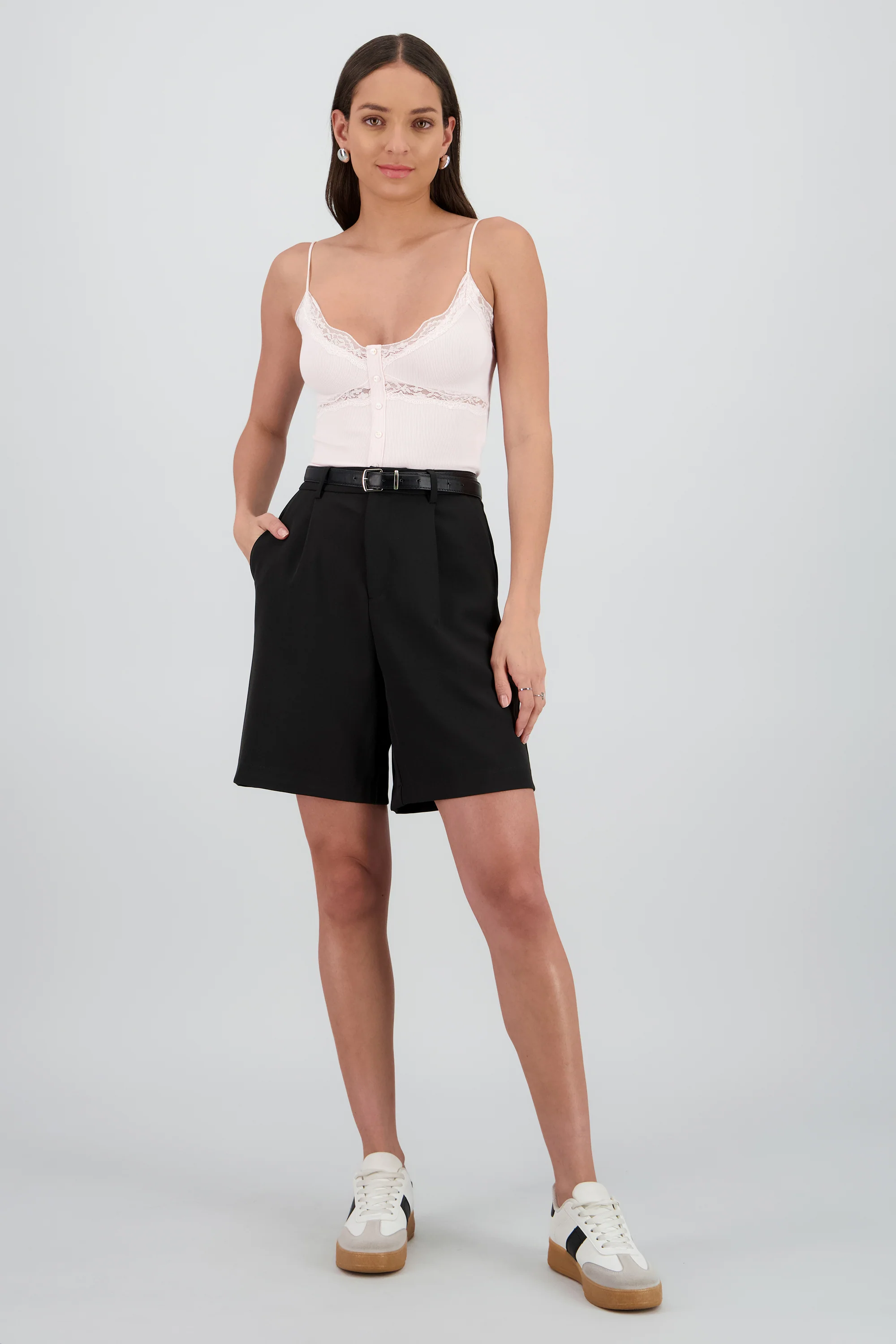 Shorts lisos amplios detalle cinturon