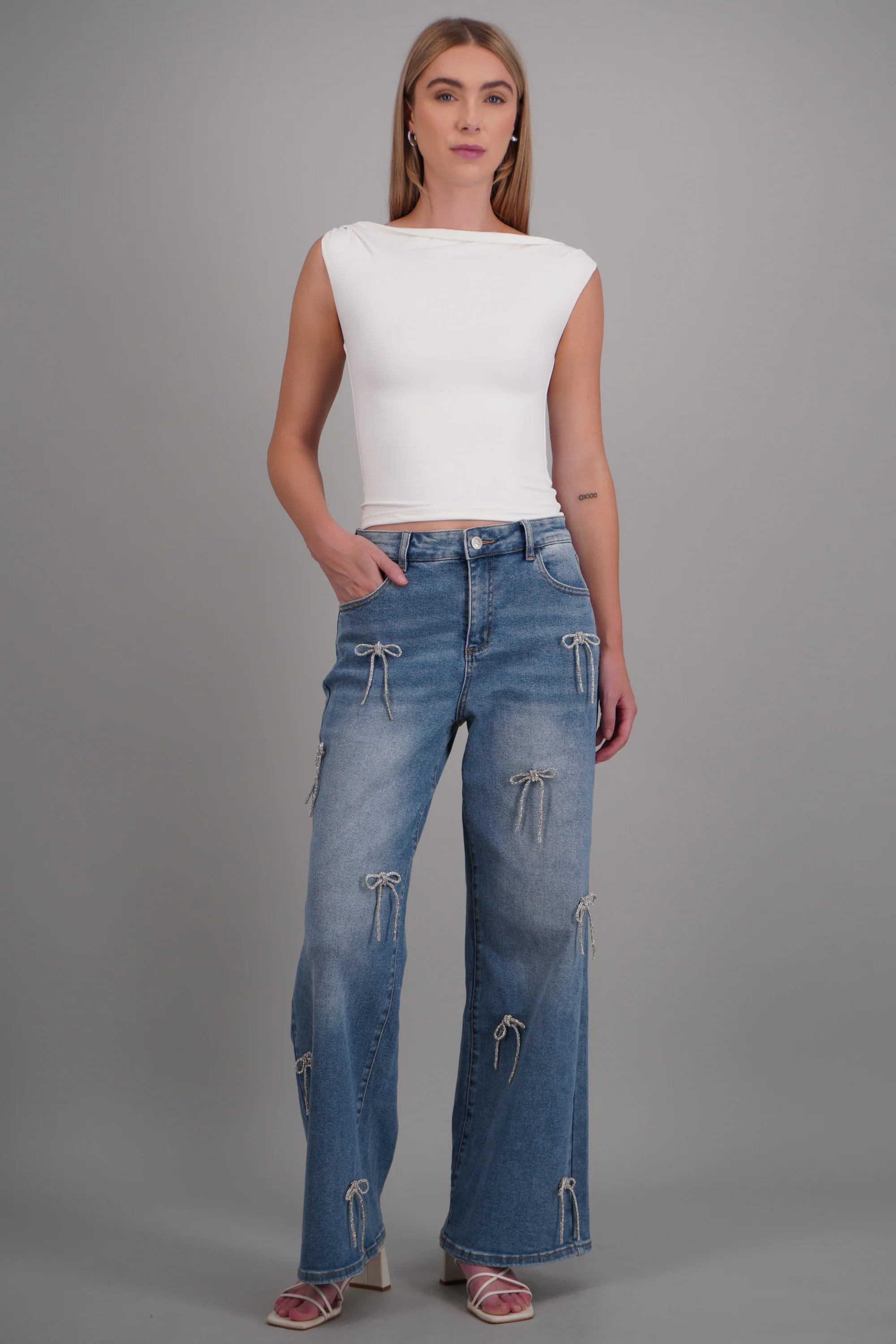 Straight jeans con moños brillantes