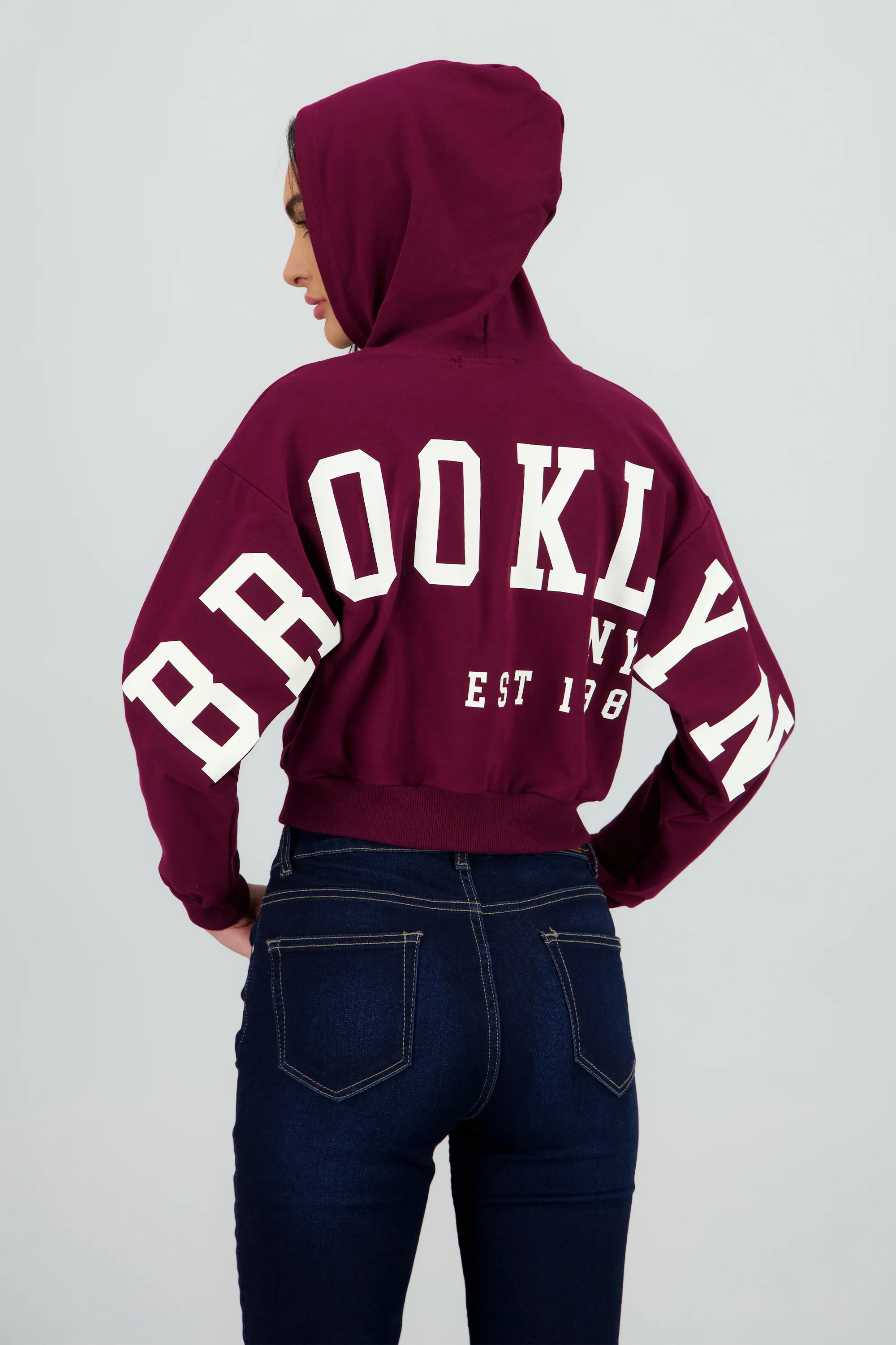Sudadera crop cierre estampado espalda