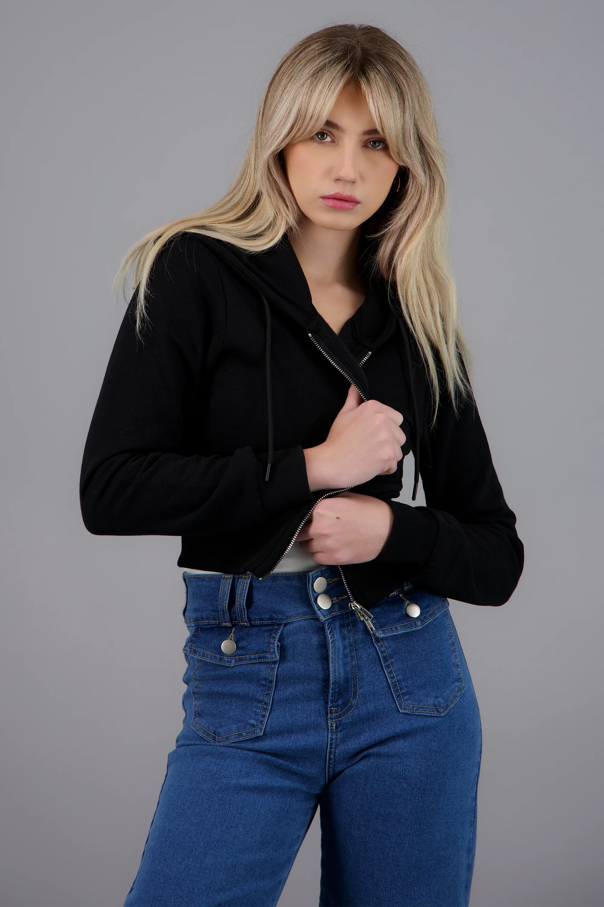 Sudadera crop con capucha cintura ajustada - Image 2