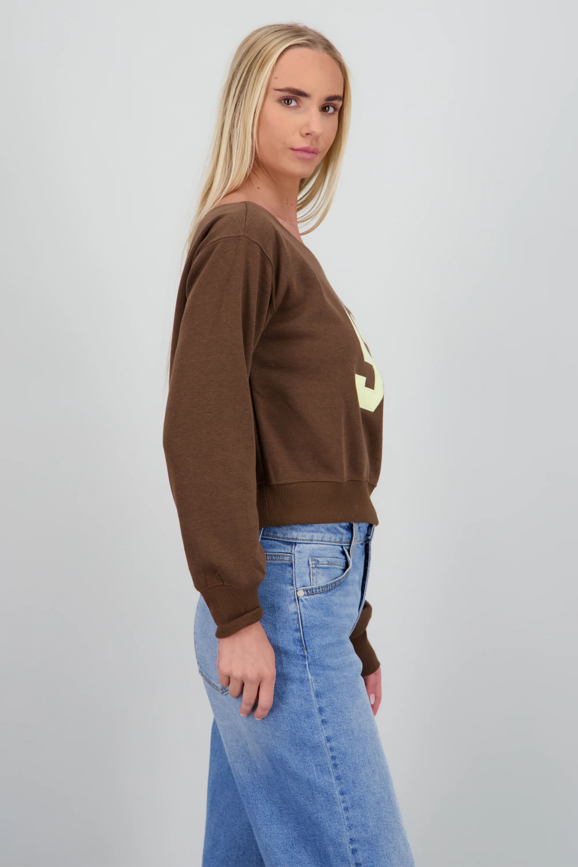 Sudadera off shoulder bordado numero - Image 3