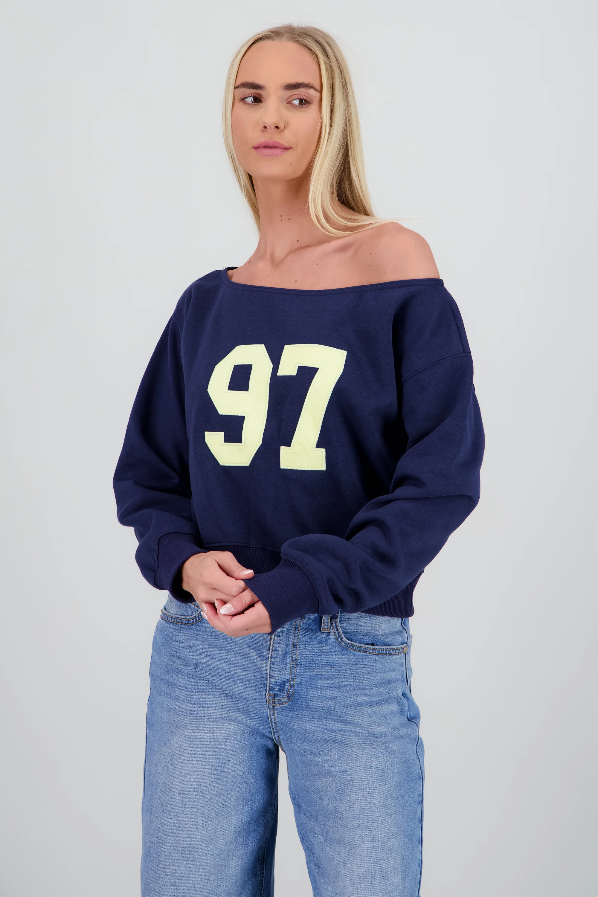 Sudadera off shoulder bordado numero - Image 2