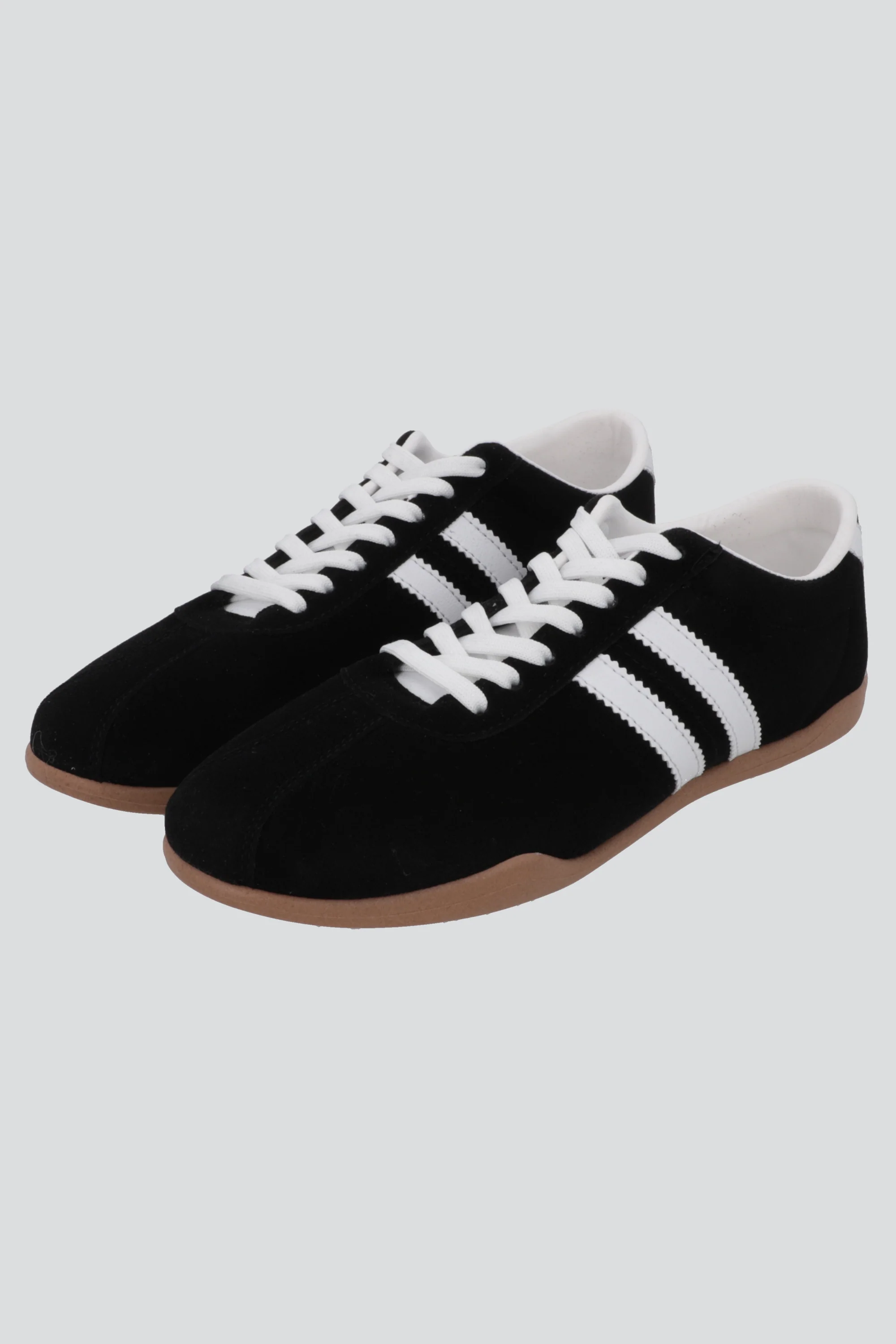 Tenis casual dos lineas gamuza