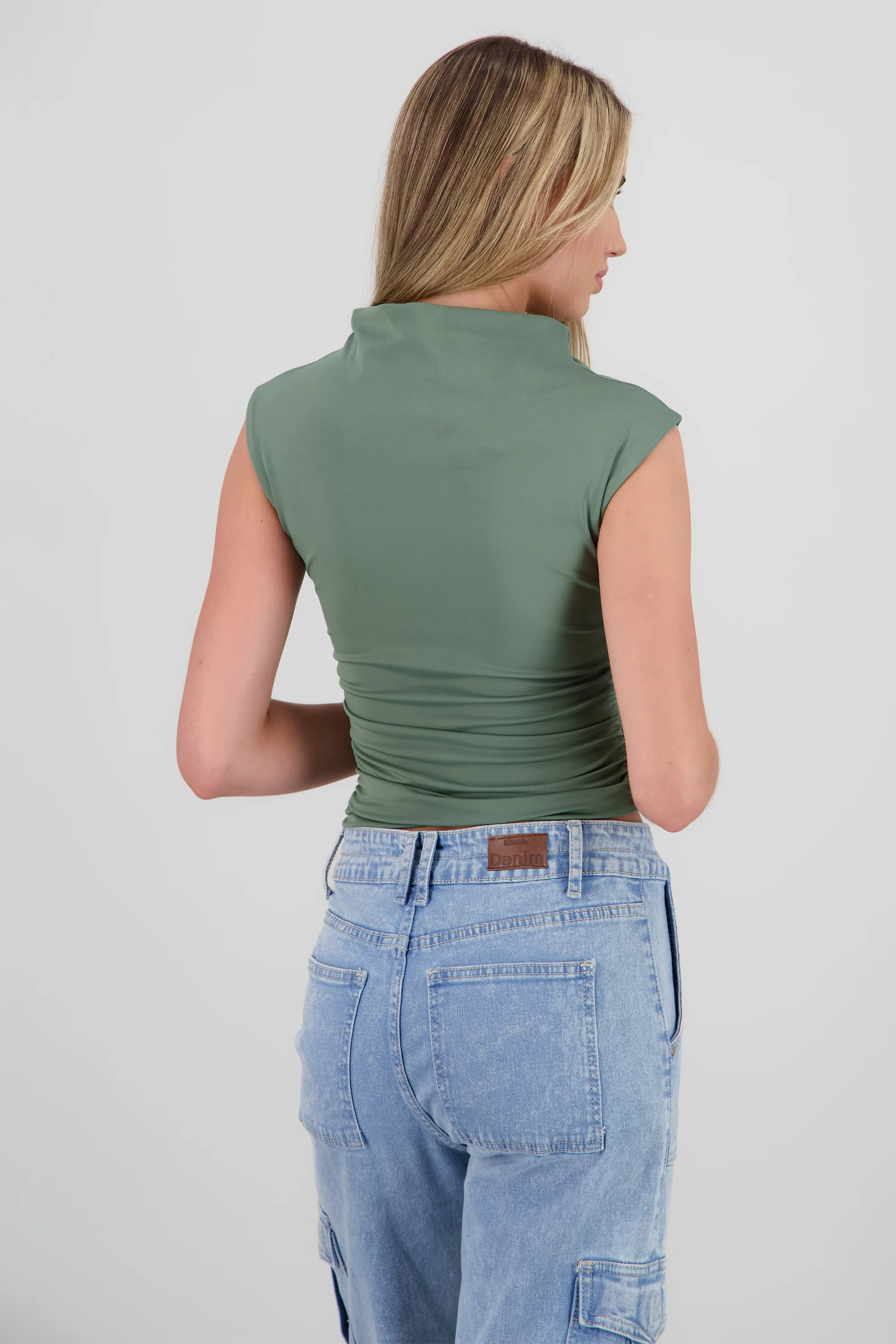Top cuello alto drapeado sin mangas - Image 4