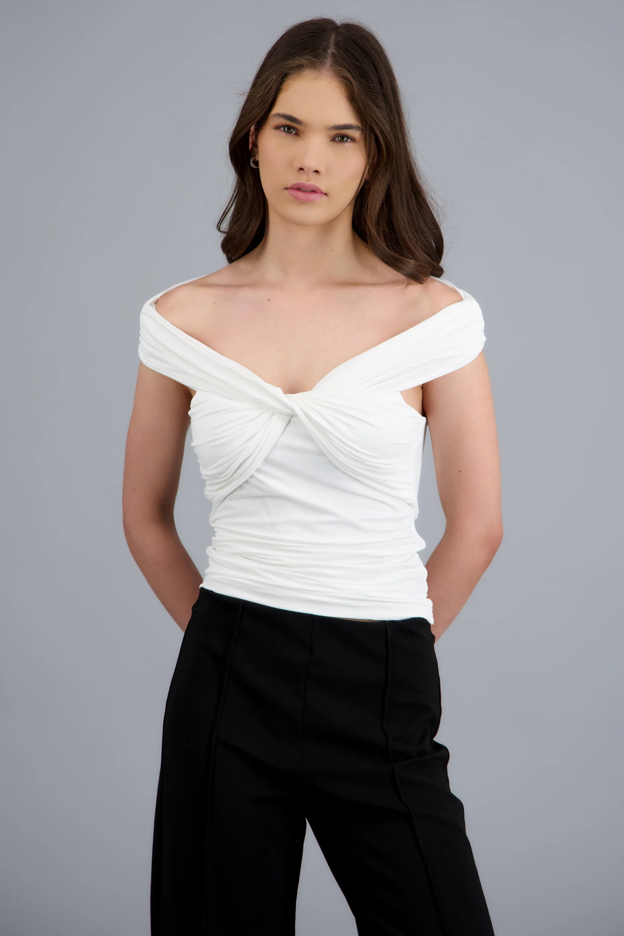 Top drapeado con escote cruzado