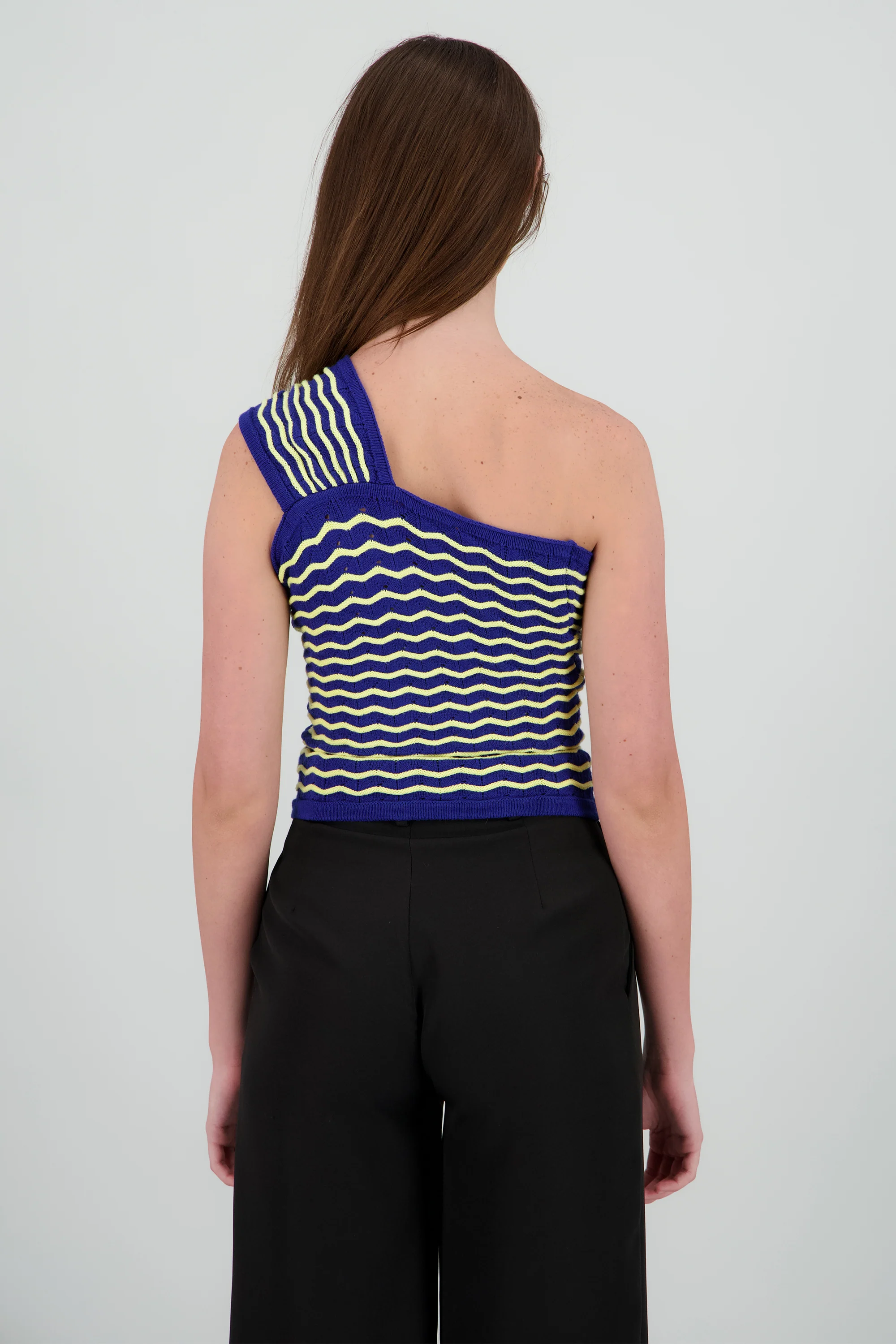 Top escote asimetrico con nudo - Image 4