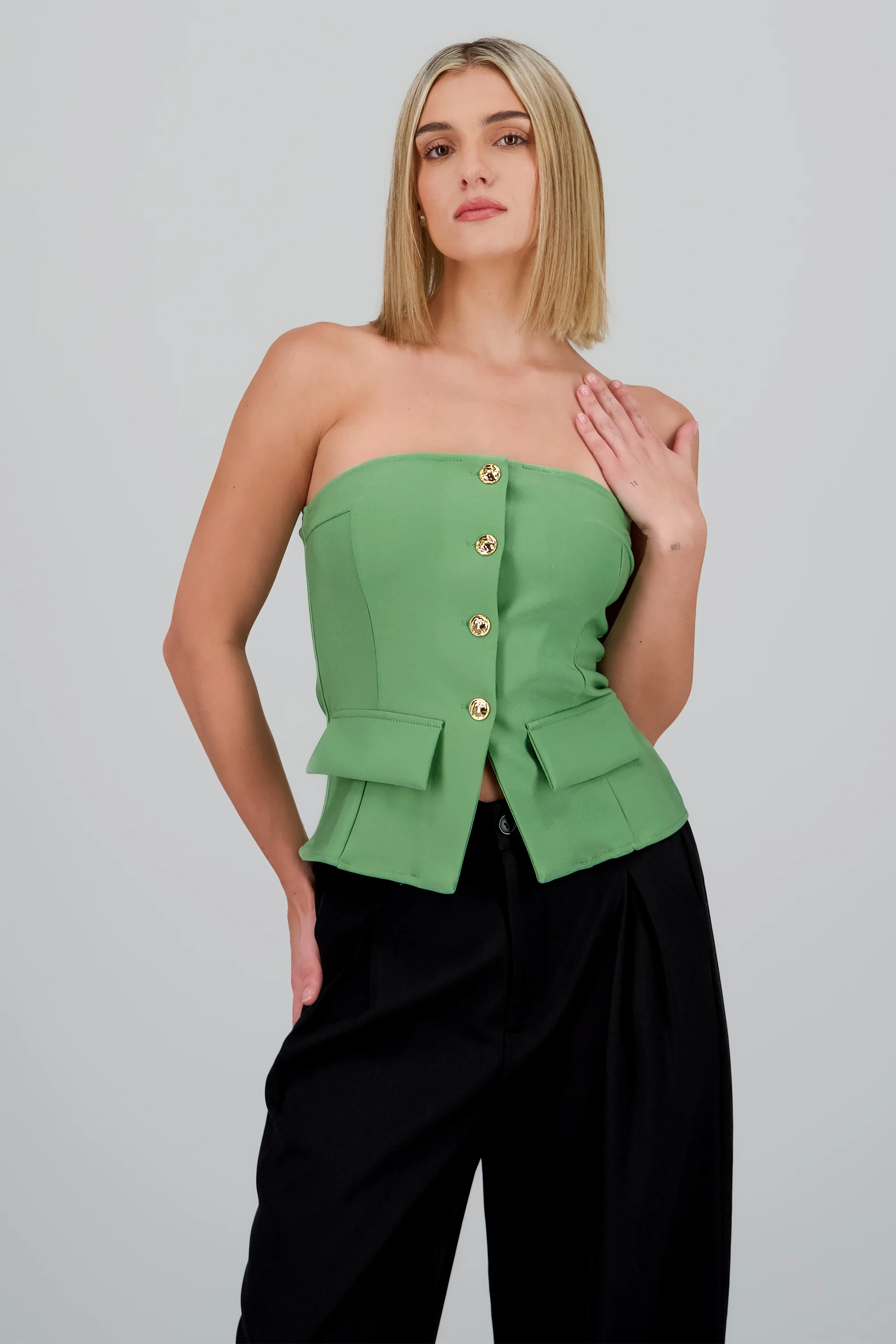Top formal con bolsas y accentos de botones - Image 2